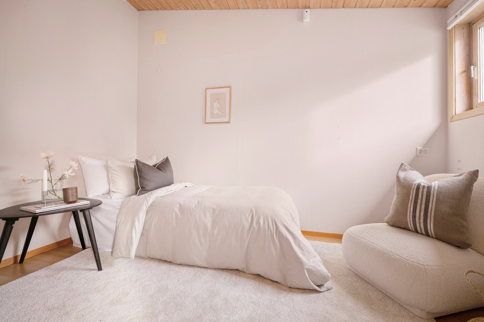 I denne etasjen finner du også et lyst og fint soverom. Samt et arbeidsrom som er innredet som soverom. Galleribilde