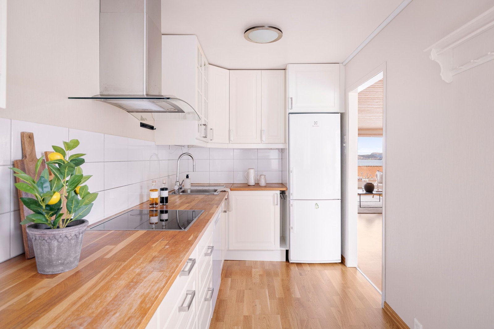 Det er godt med skap- og benkeplass, noe som gir gode arbeidsforhold både til hverdags og ved større sammenkomster. Galleribilde