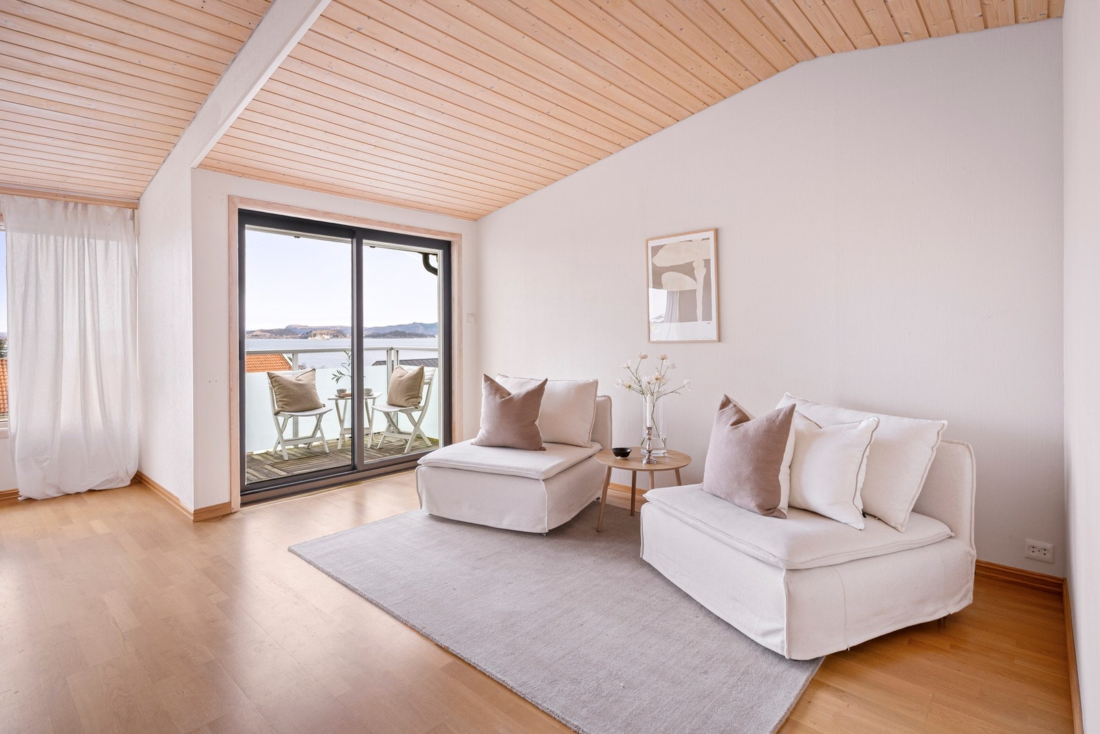 Fra stuen er det utgang til balkongen. Galleribilde