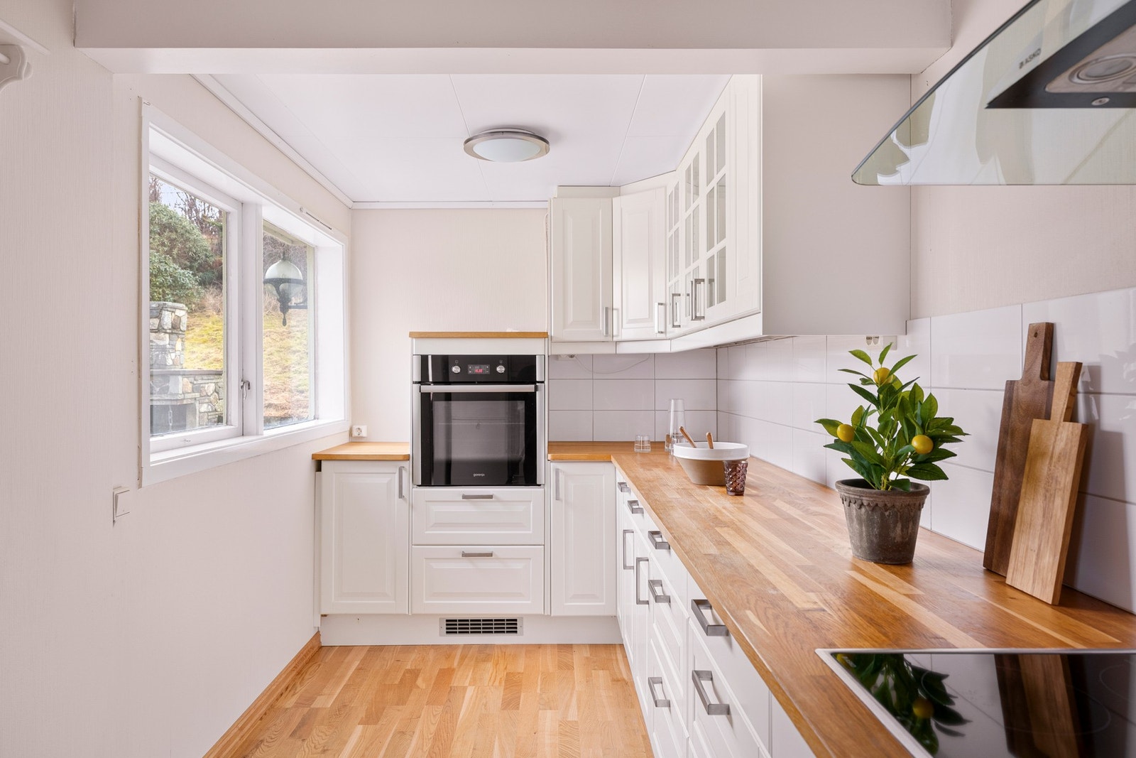 Kjøkkenet har profilerte fronter og heltre benkeplate som gir et varmt og klassisk uttrykk. Galleribilde