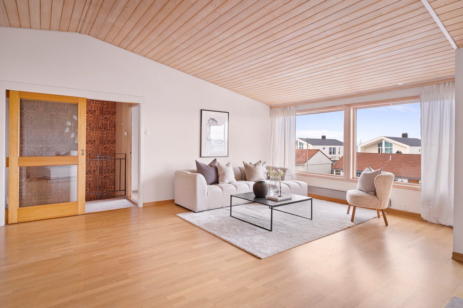 Stuen fremstår lys og romslig med store vindusflater som slipper inn rikelig med dagslys. Galleribilde