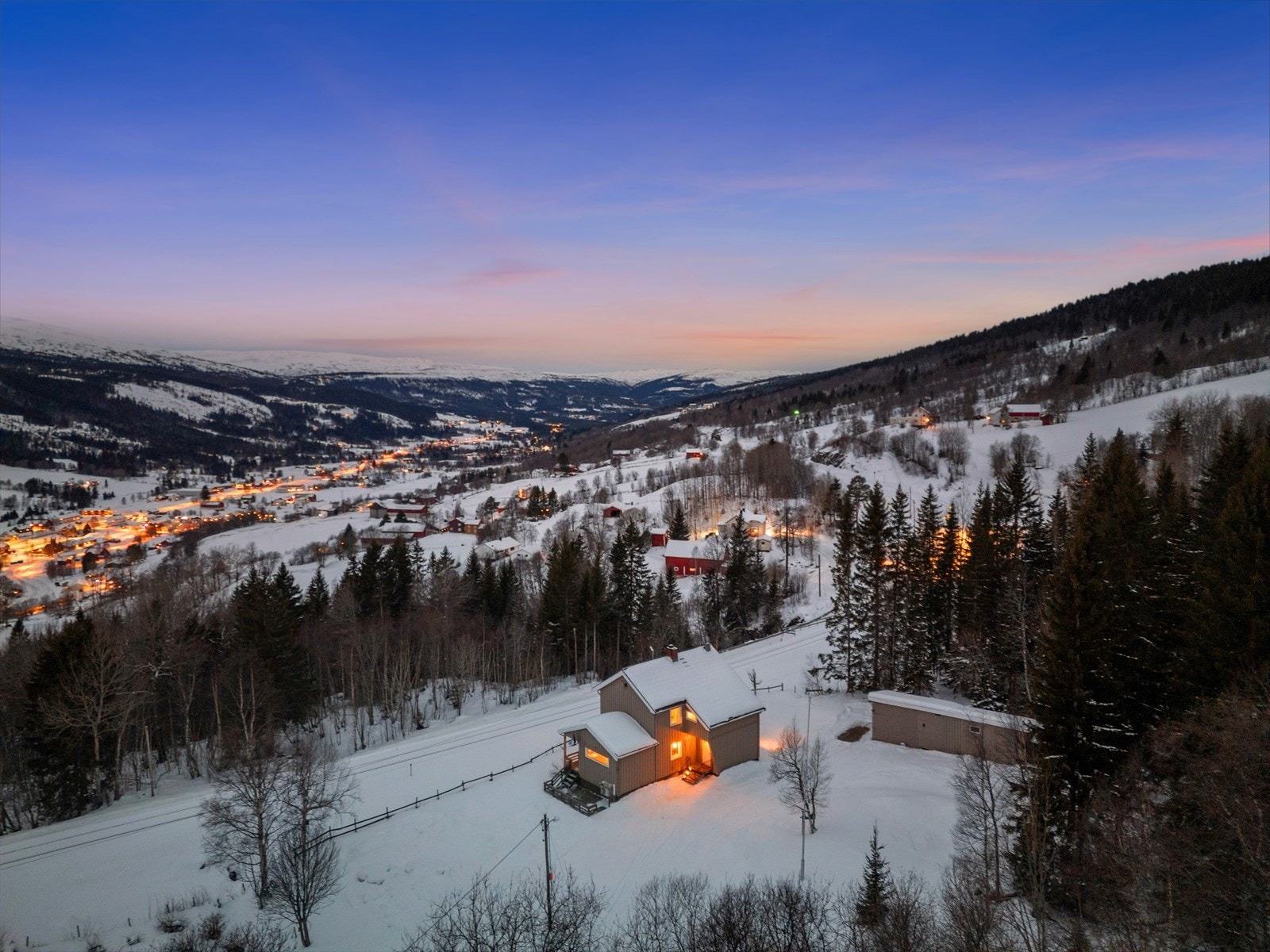 Det er kun 2km fra boligen og ned til sentrum. Galleribilde