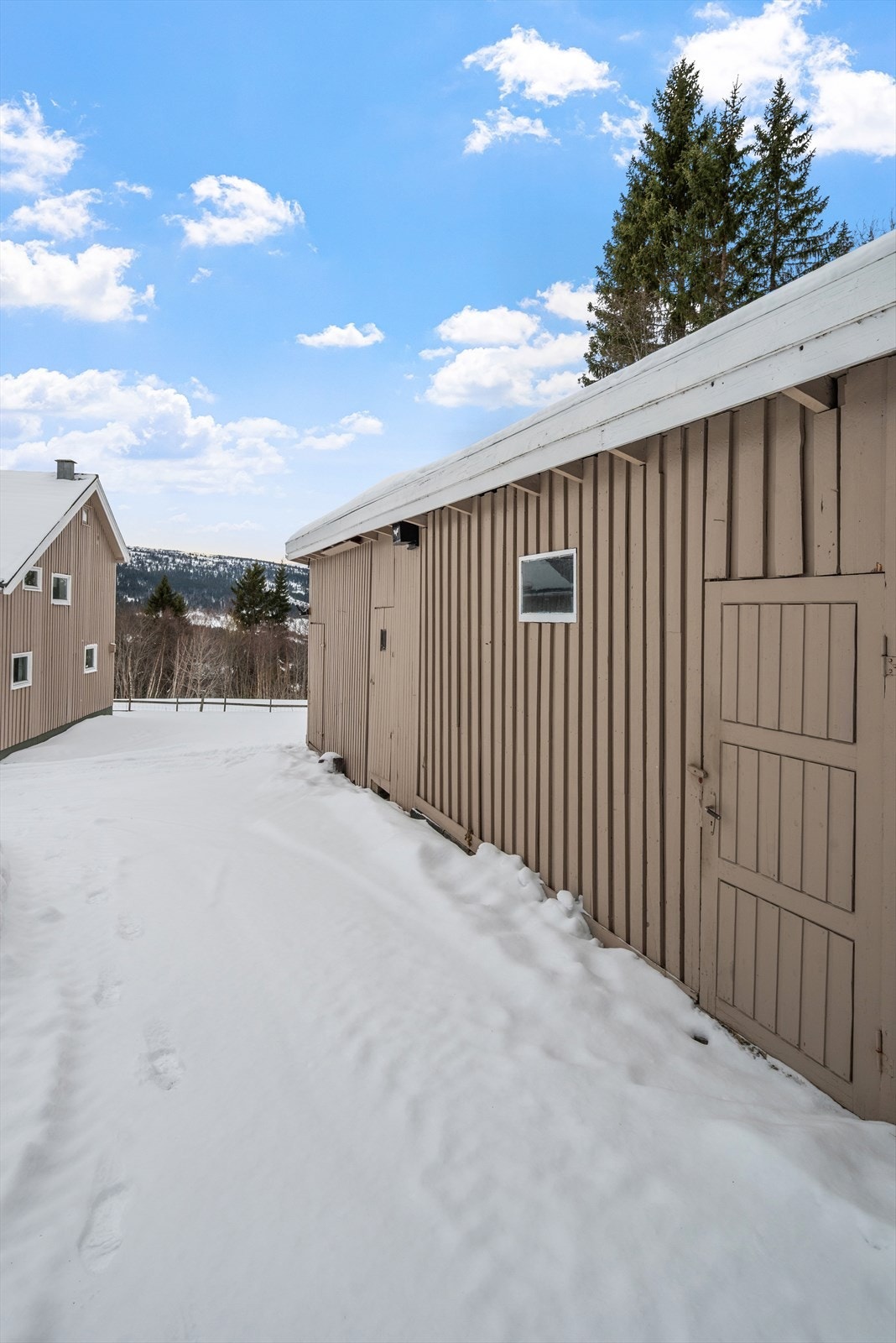 Uthuset byr på hele 41 kvm med ekstra lagringsplass. Galleribilde