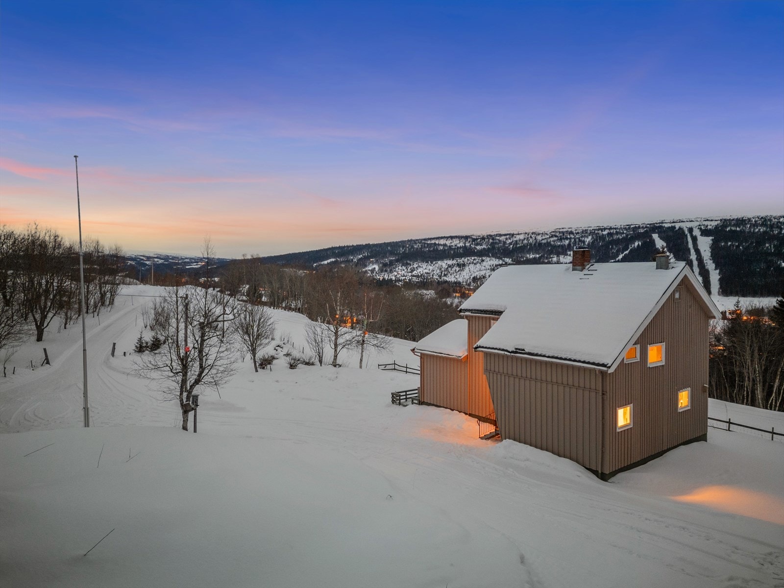 Eiendommen nyter mange timer med sol i sommerhalvåret takket være beliggenhet høyt oppe i terrenget. Galleribilde