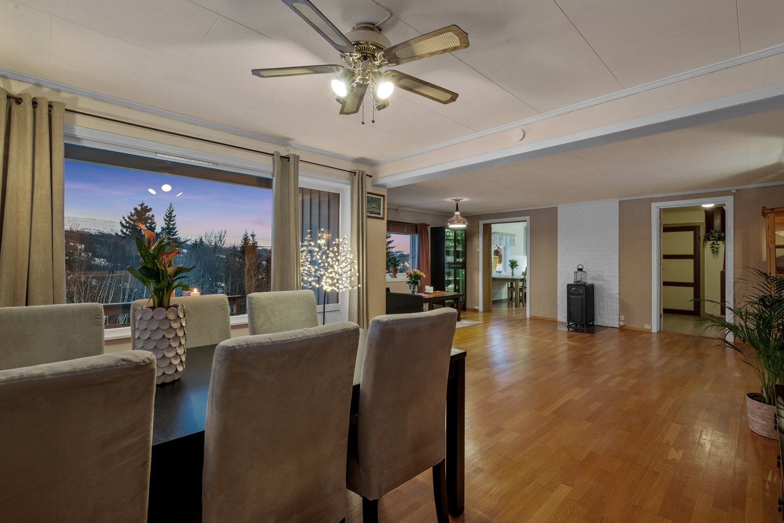 Fra spisebordet kan du nyte utsikten og naturen til det aller fulleste! Galleribilde