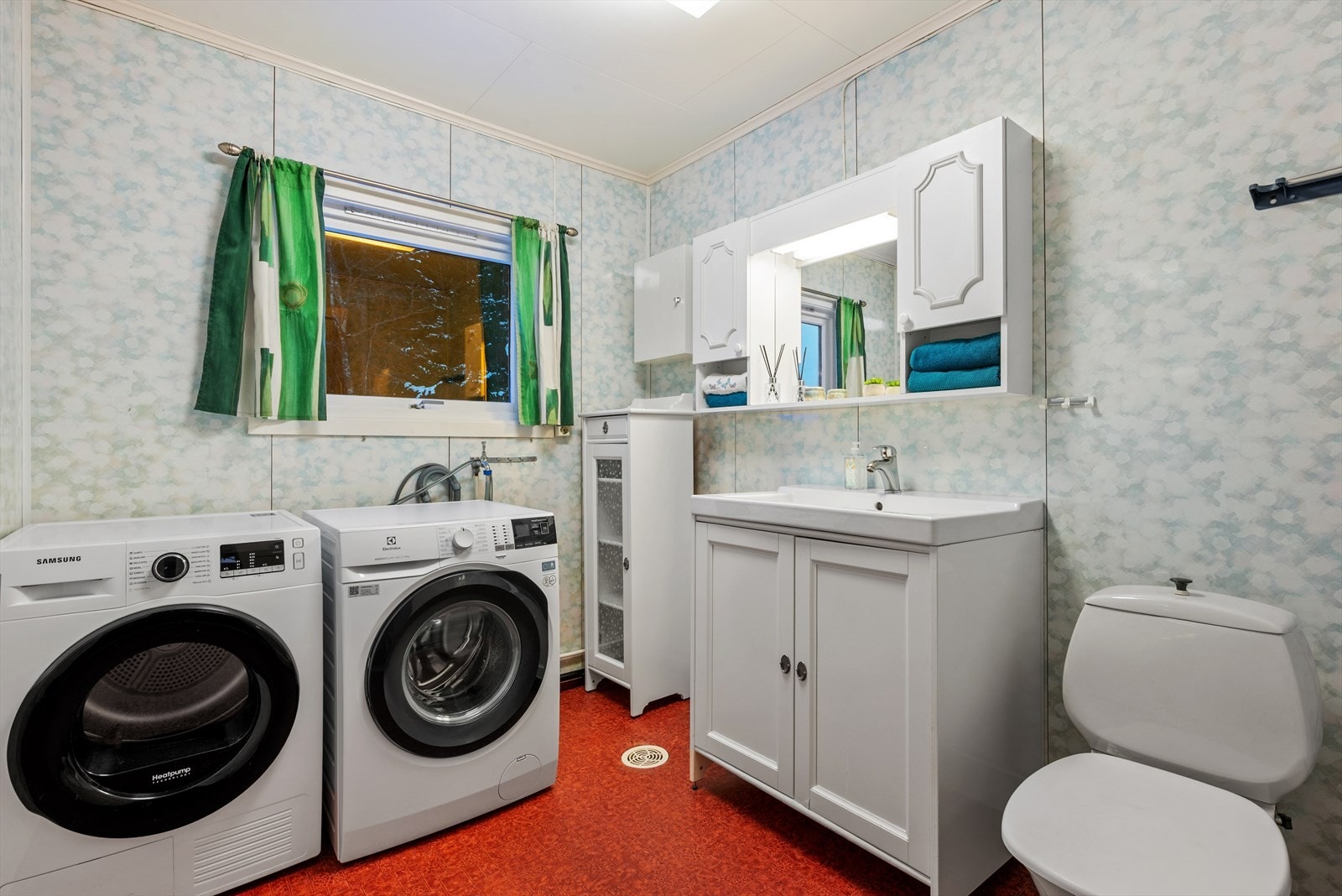 Dette rommet benyttes i dag som vaskerom, men egner seg også godt som bad. Galleribilde