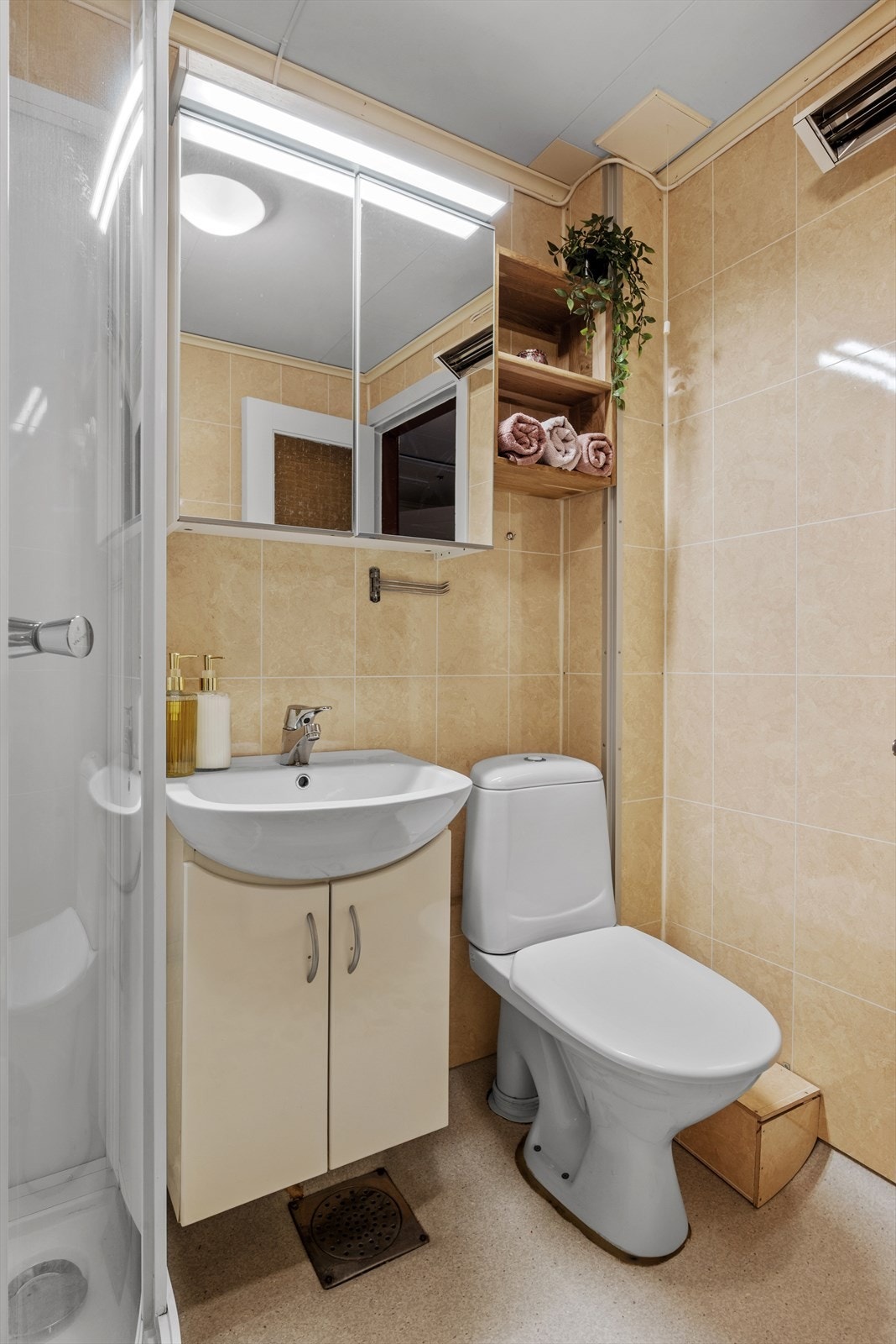 Her finner vi et romslig bad med både toalett og dusj. Galleribilde