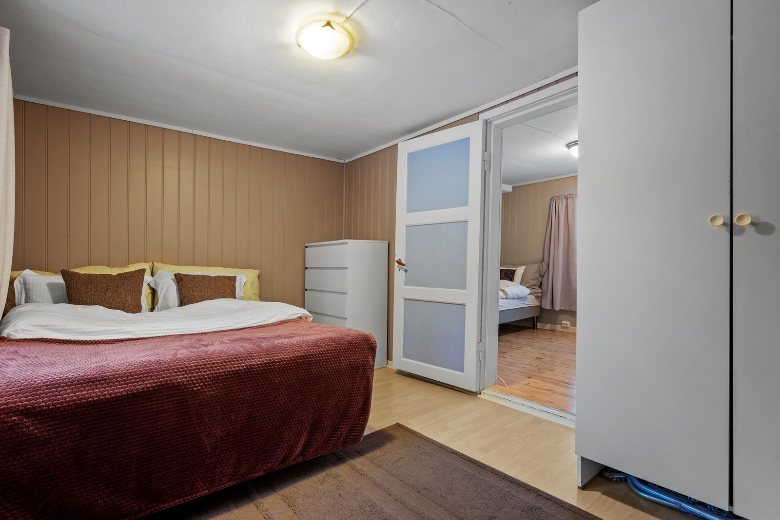 Flere av rommene har god plass for garderobeinnredning og stor seng. Galleribilde