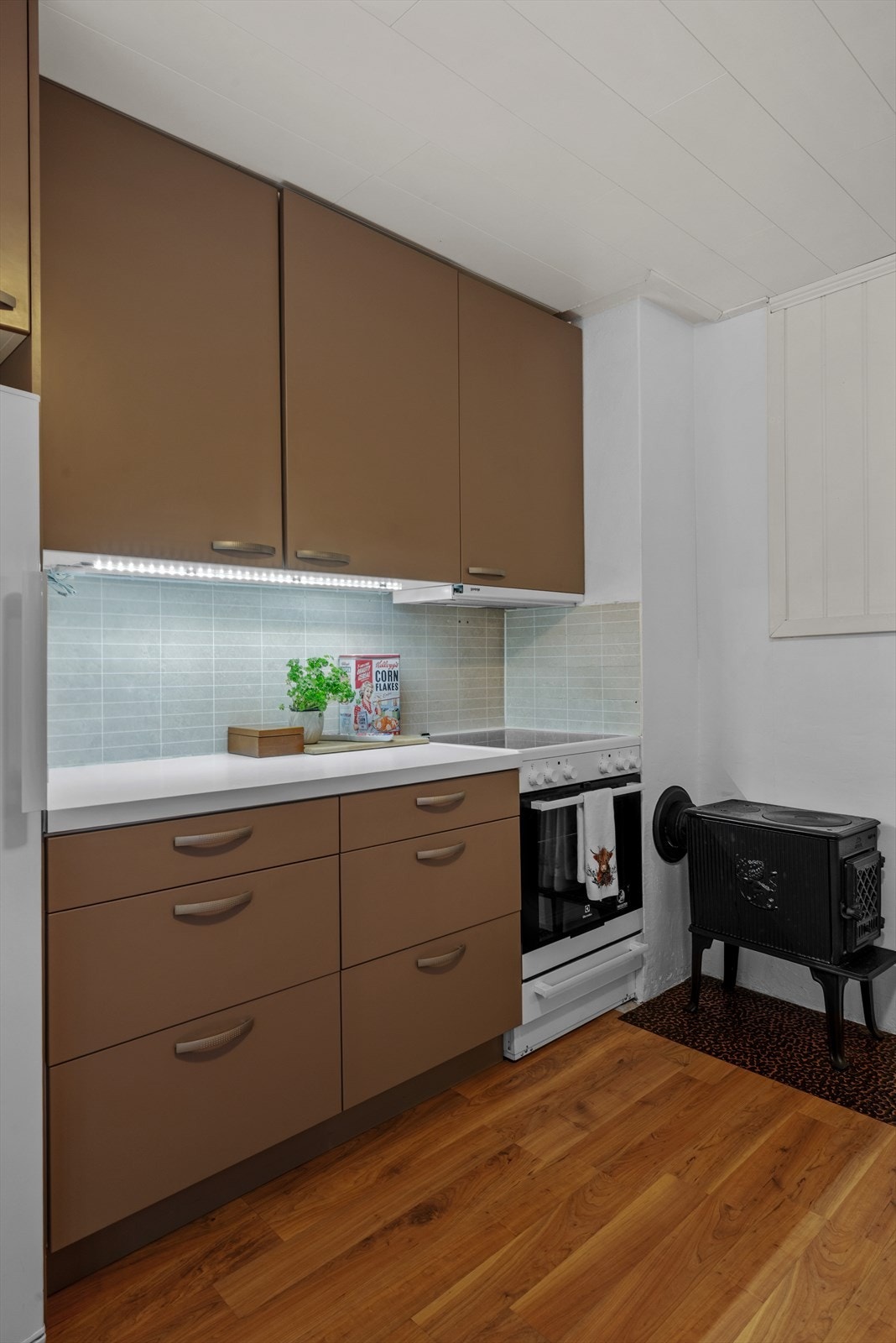 Skulle man være så uheldig å være foruten strøm, kan man fortsatt tilberede maten og holde huset varmt takket være vedovnen på kjøkkenet. Galleribilde