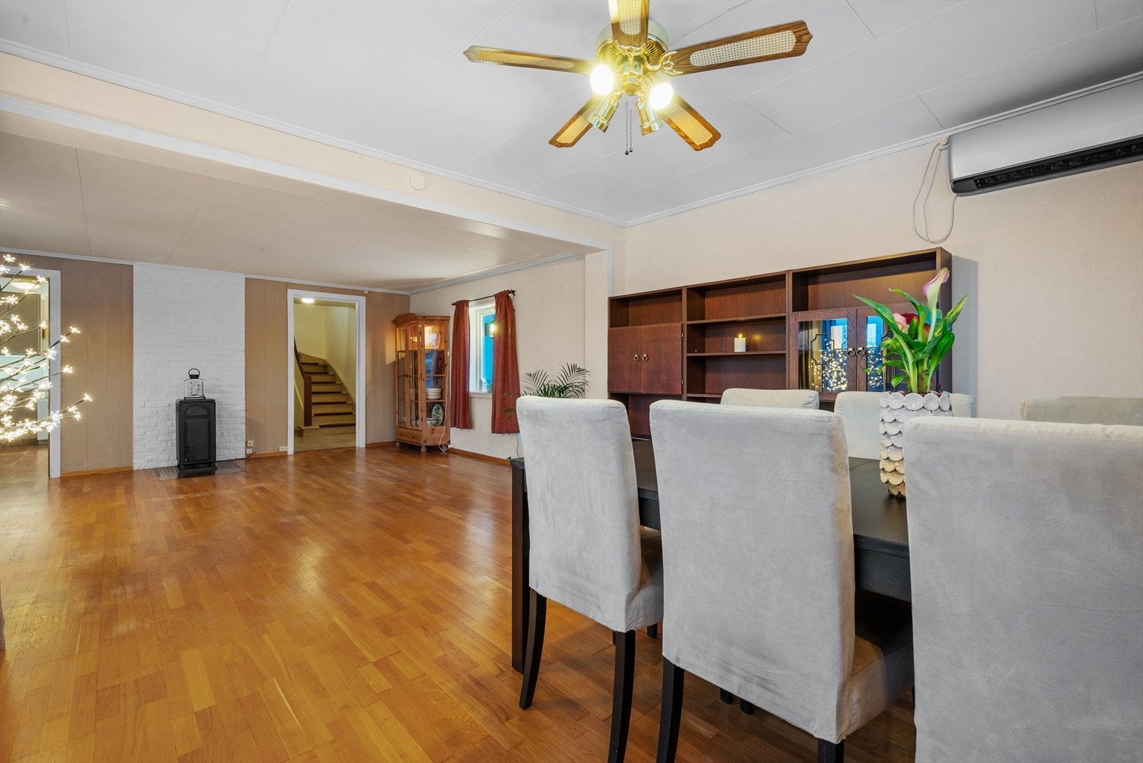 Stuen varmes opp med både panelovn og varmepumpe. Galleribilde