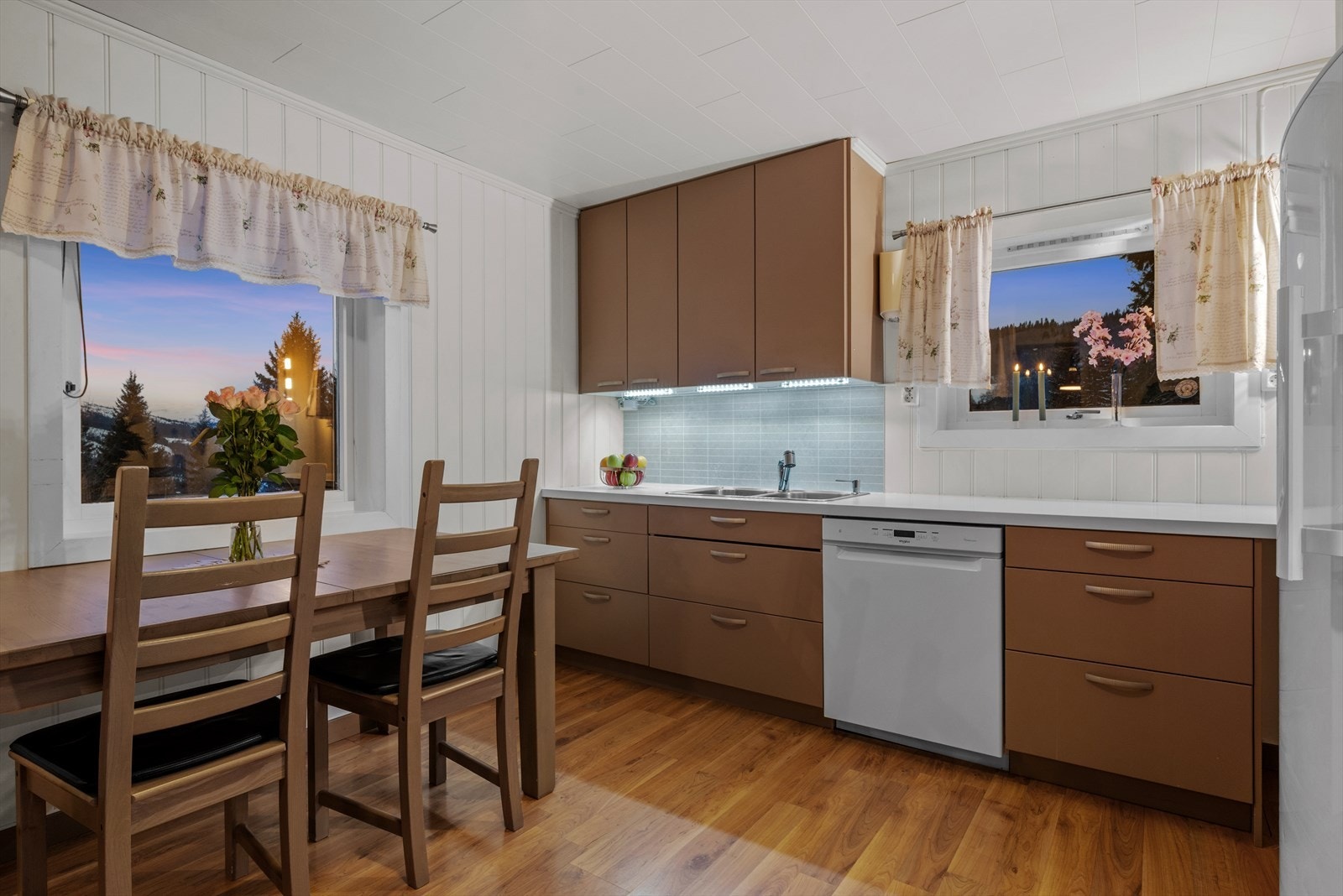 Her får du rikelig med benkplass og god naturlig belysning. Galleribilde