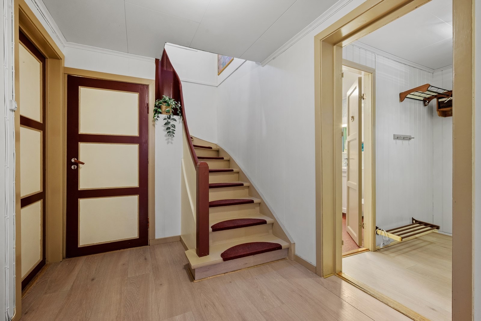 Vel nede i 1. etasje igjen finner vi en gang med flere dører. Helt til venstre er døren til kjøkkenet, en dør til kjelleren, og en dør til yttergangen. Galleribilde