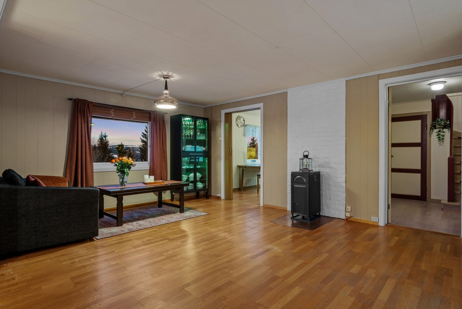 Ovnen i stua er en eldre oljebrenner, og er ikke lengre i drift. Galleribilde