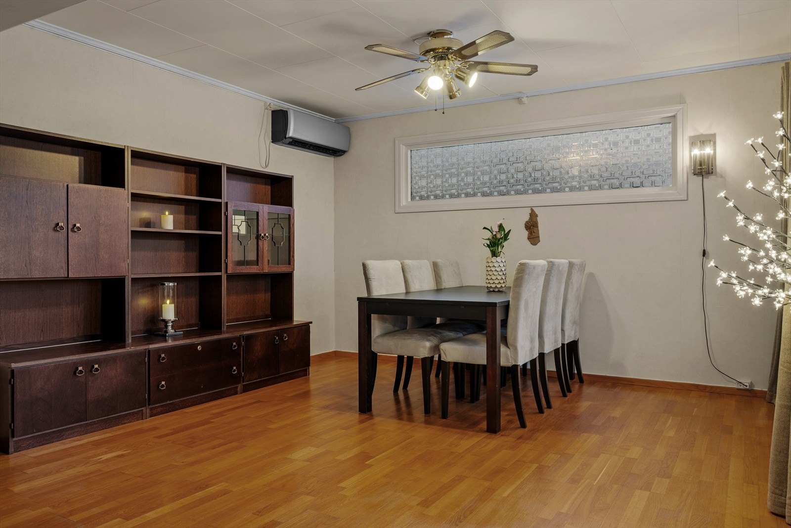 Stuen måler cirka 36,5 kvm, og er praktisk utformet for soneinndeling. Galleribilde