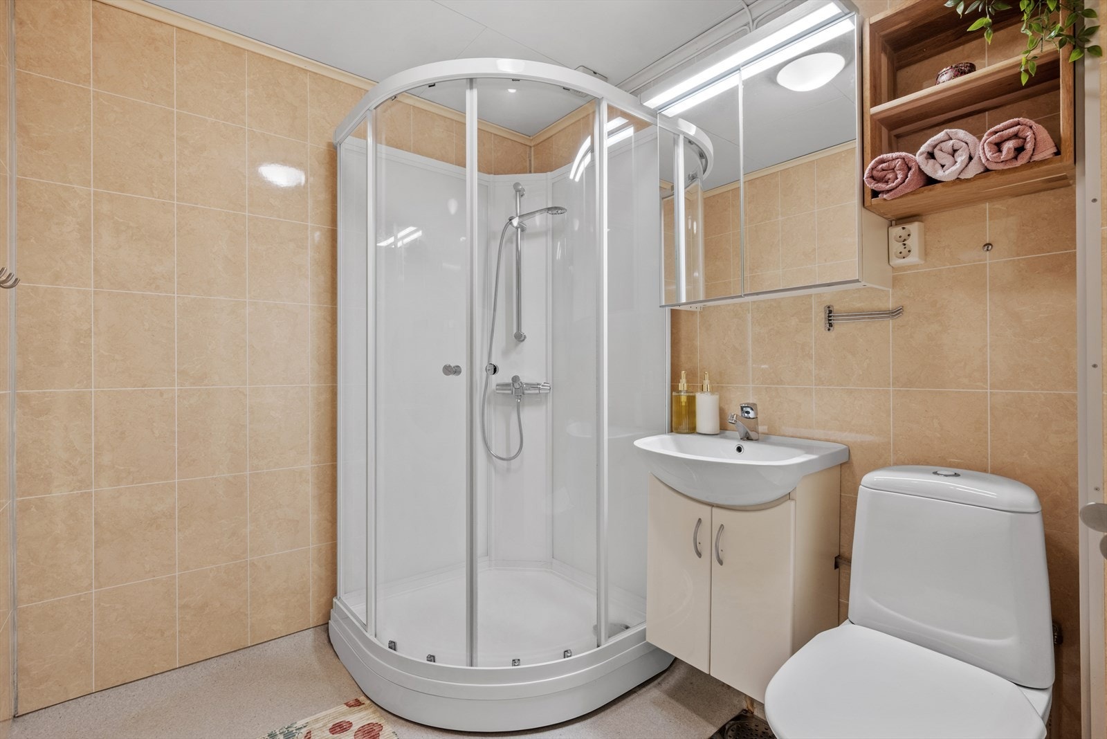 Badet måler cirka 3,5 kvm. Galleribilde