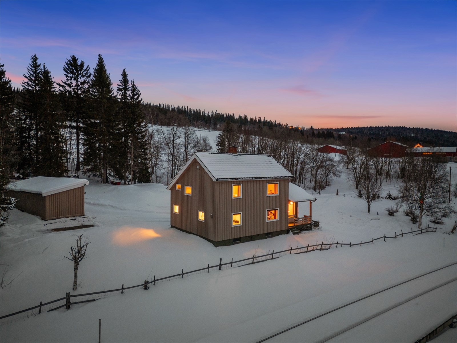 Boligen ligger nær togstasjonen i Ålen. På grunn av dette passerer passasjertogene i lav hastighet, som igjen bidrar til lavere støy enn ved normal hastighet. Galleribilde