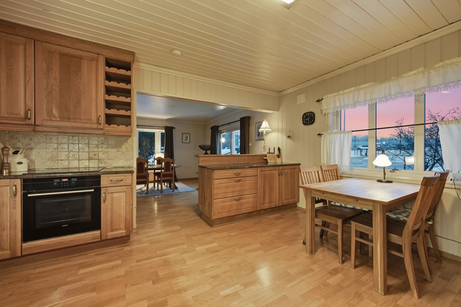 Kjøkken i egen, definert sone med tilgang både til entreen og til soverommet. Galleribilde