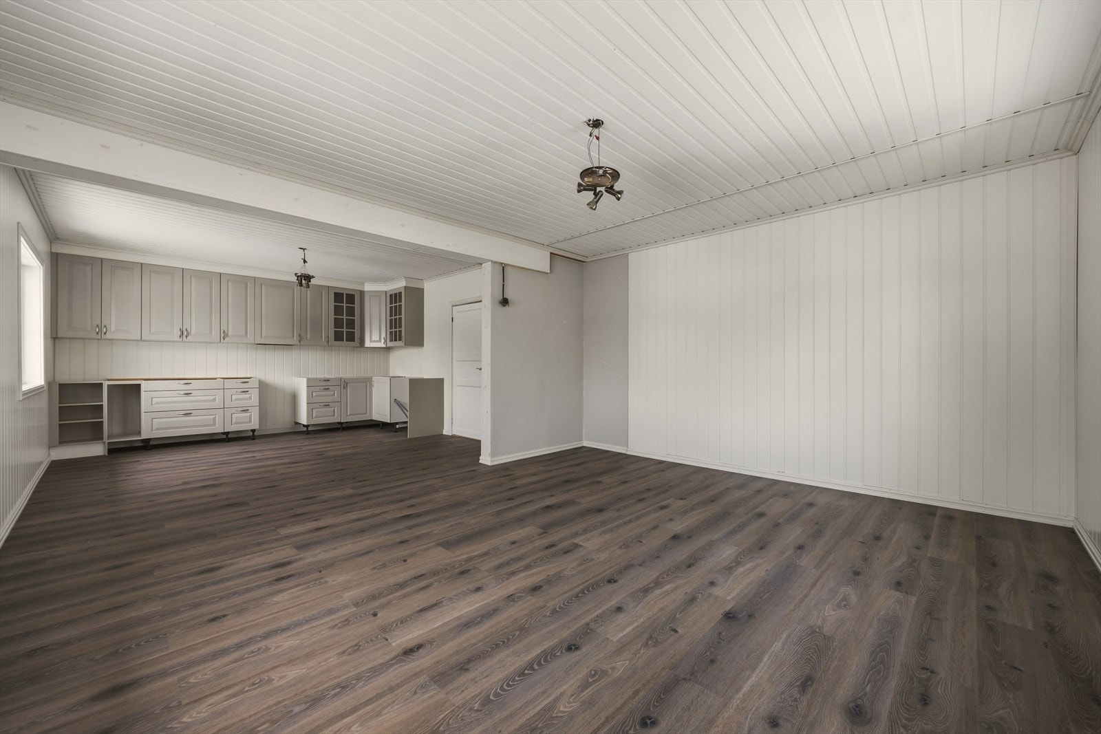 Åpen stue/kjøkken-løsning med god plass til stuemøbler. Galleribilde