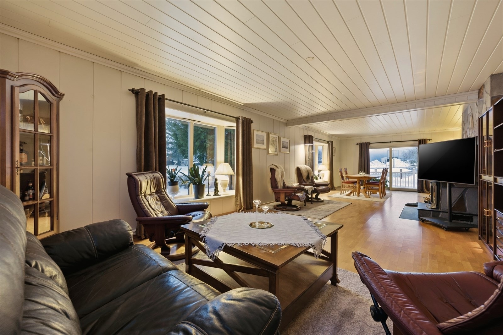 Plass til sofagruppe, lenestoler, mediemøblement og spisebord i egne soner. Galleribilde