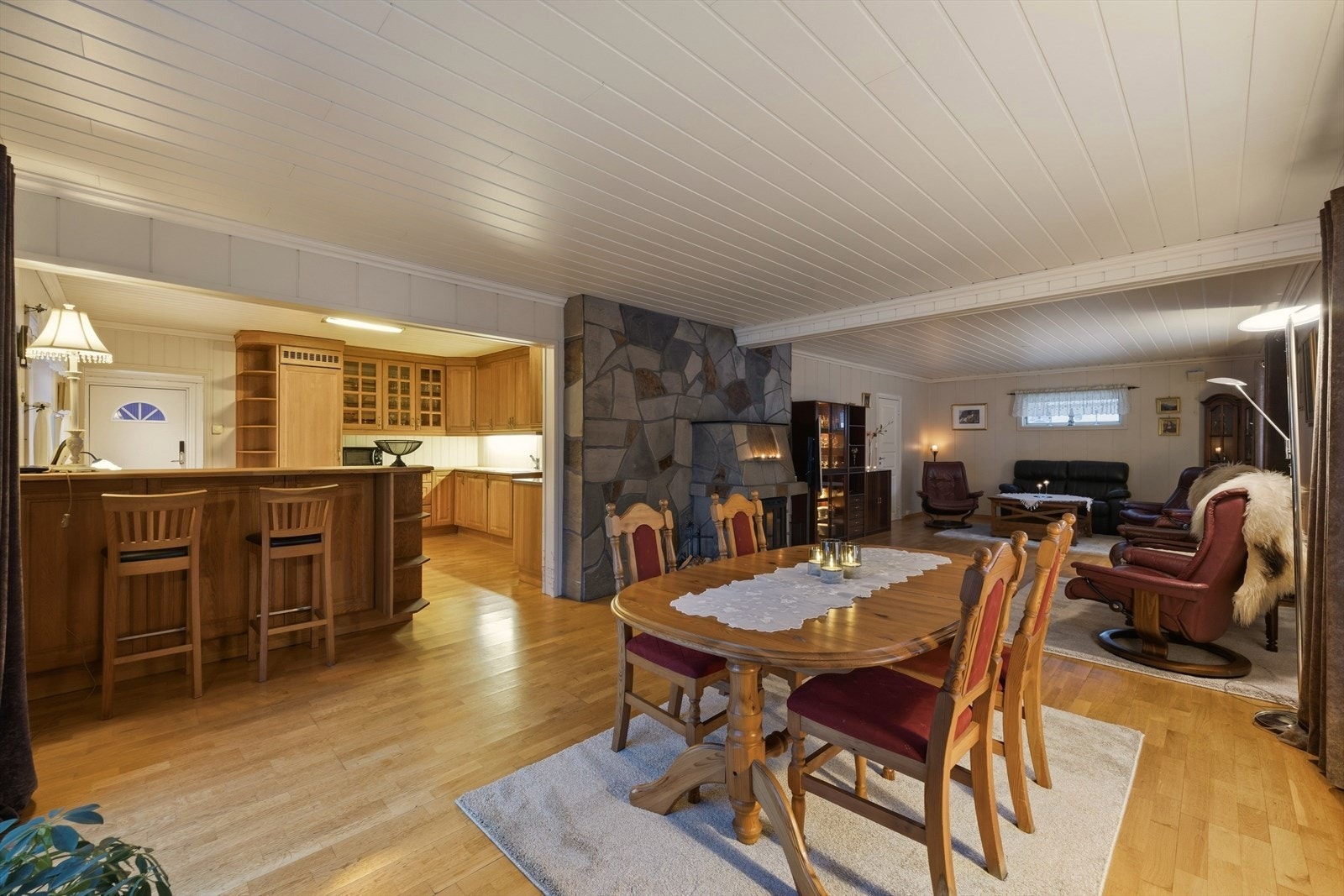 Vannbåren gulvvarme i 1. etasje utenom soverom og bod. Galleribilde