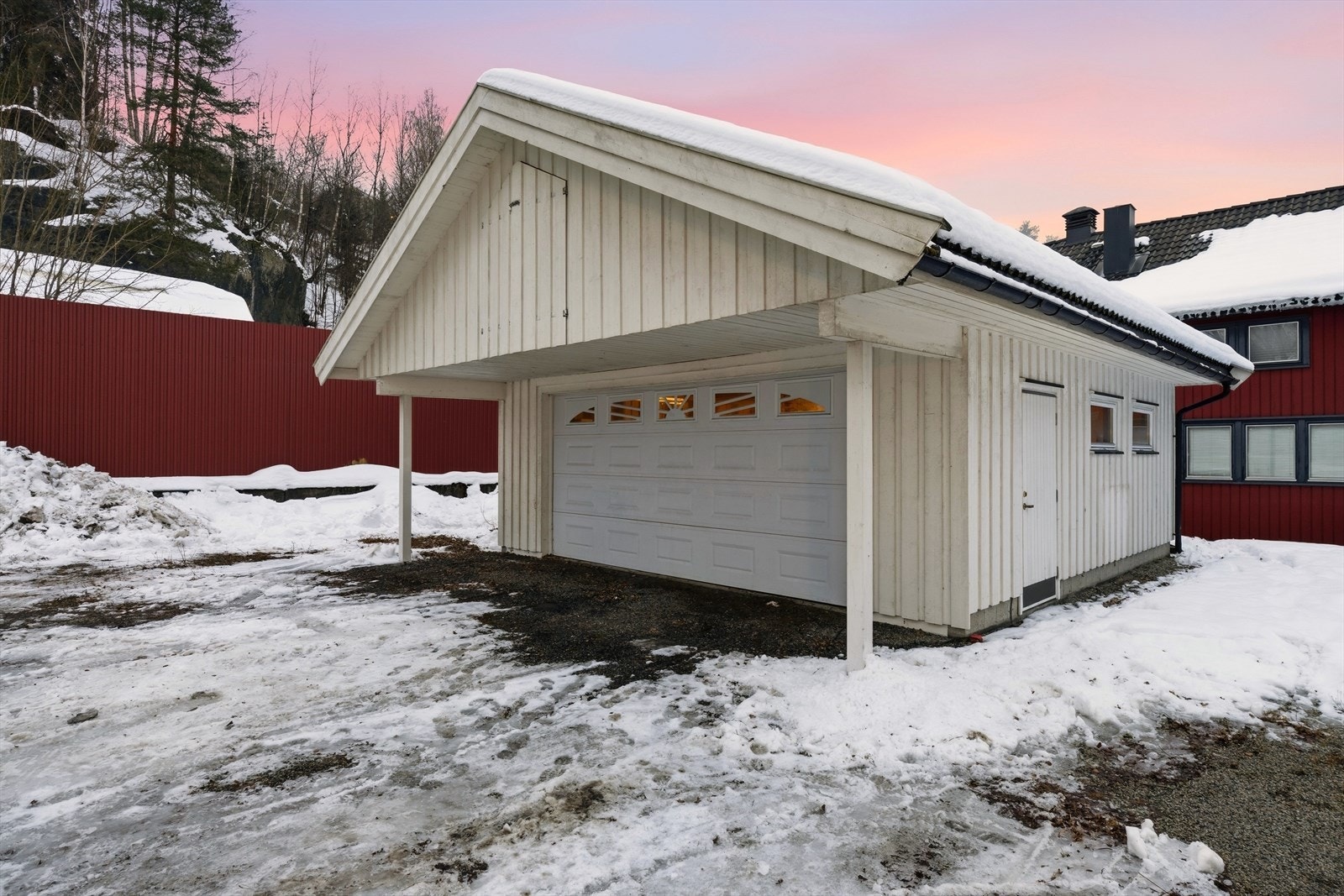 Garasje på ca. 46 kvm med dør på siden. Galleribilde