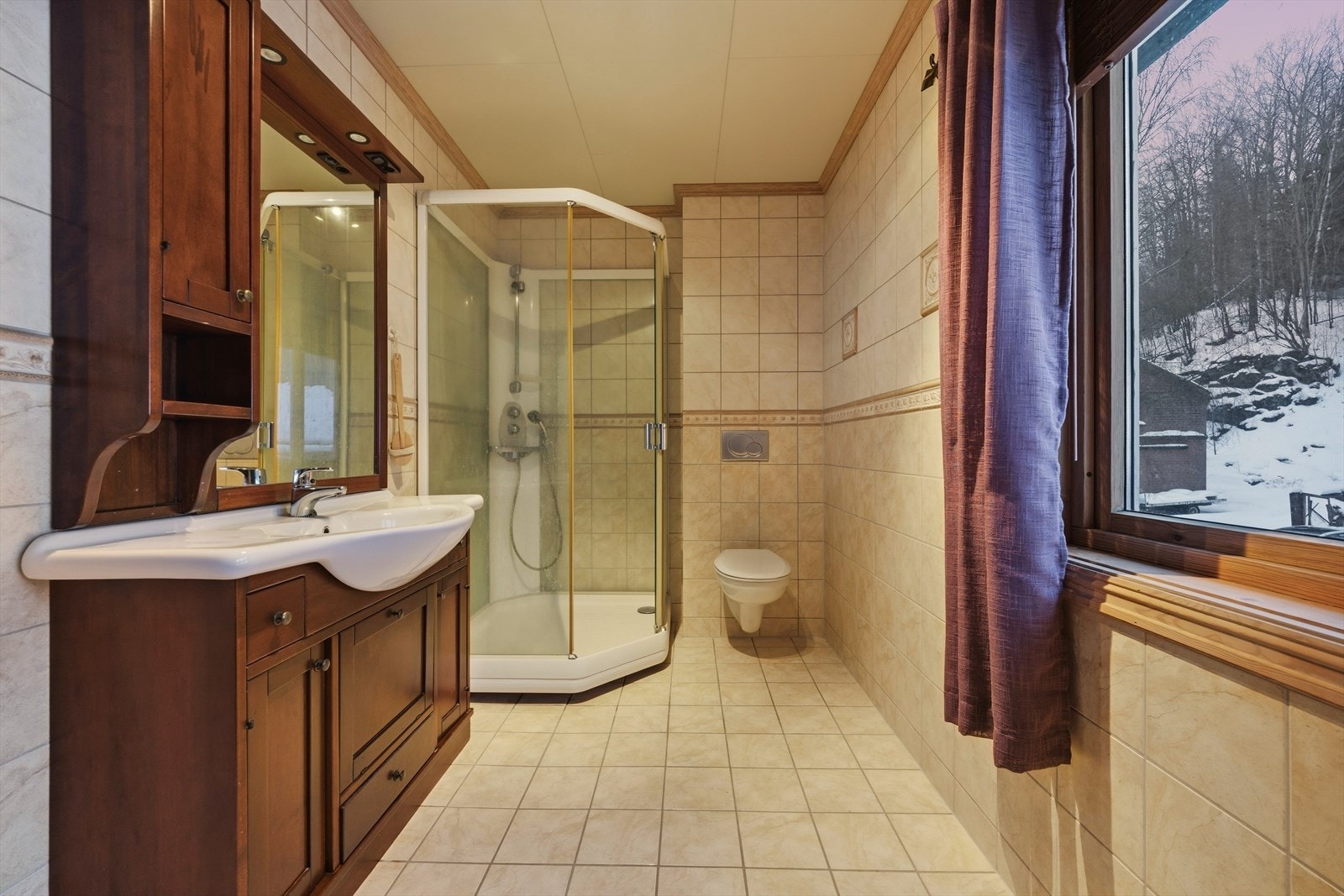 Flislagt bad i 2. etasje med varmekabler i gulvet. Galleribilde