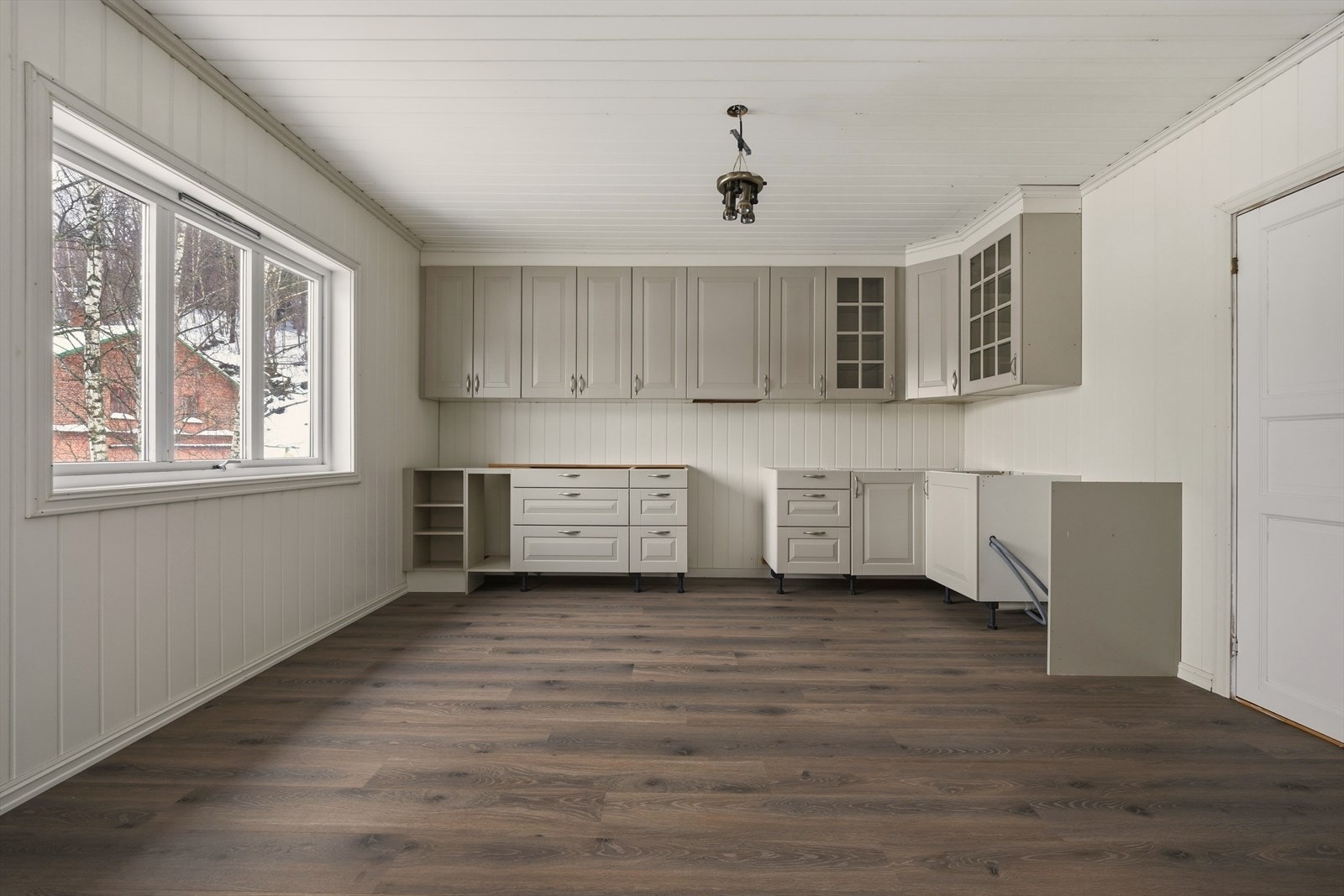 Kjøkkeninnredning er halvveis ferdigstilt. Overskap og underskap er montert, men det mangler benkeplate, samt tilkobling av el og vann, samt det som
måtte tilhøre til et alminnelig kjøkken. Galleribilde