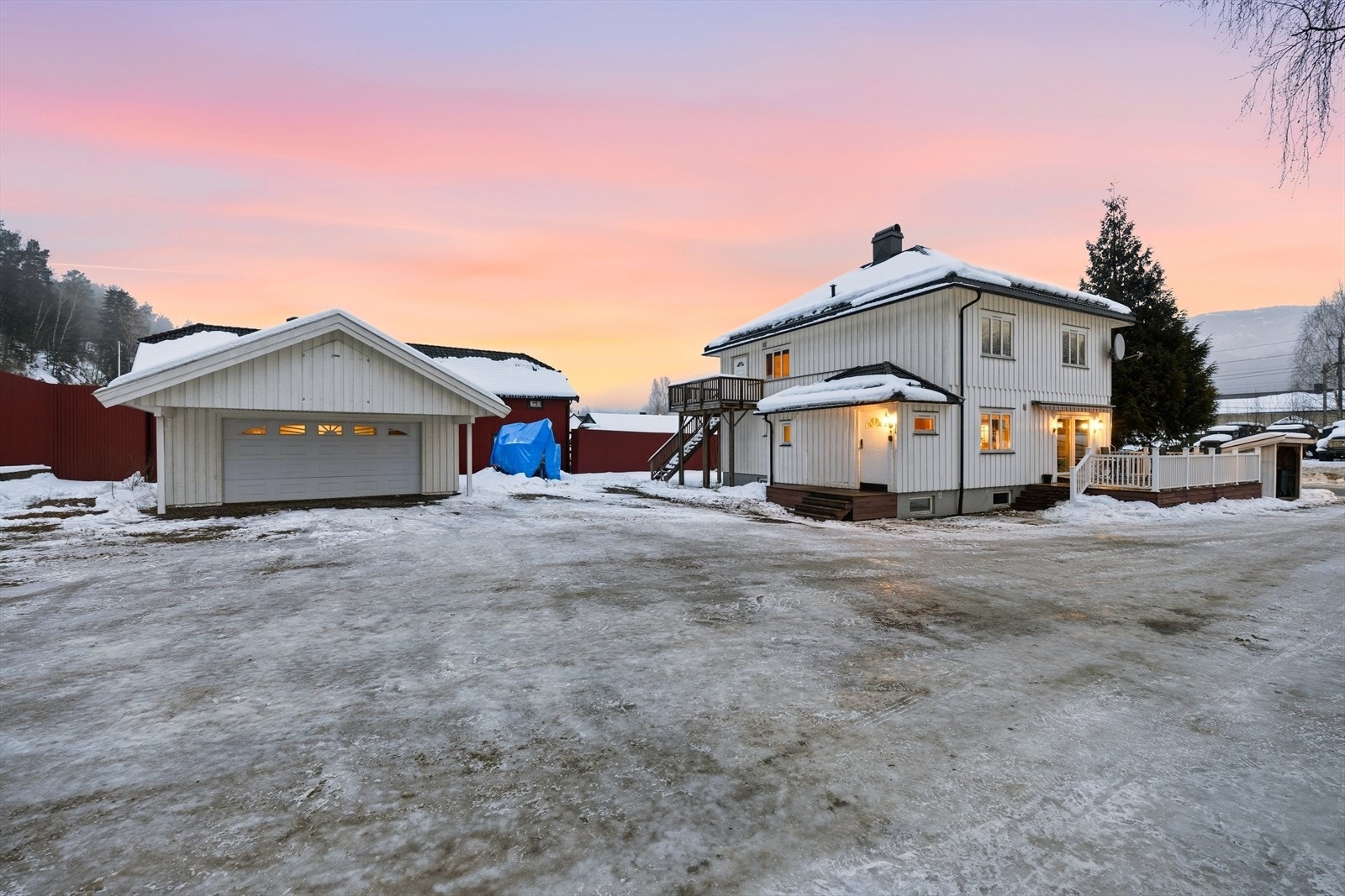 På tomten står også en frittliggende garasje. Galleribilde