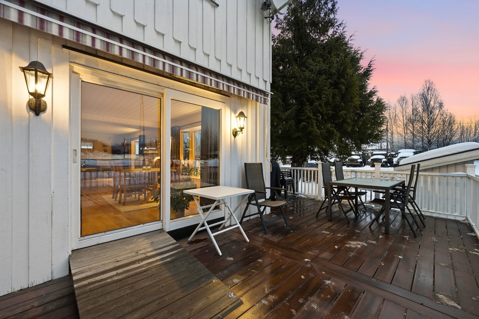Terrasse på ca. 24 kvm med adkomst fra stuen. Galleribilde