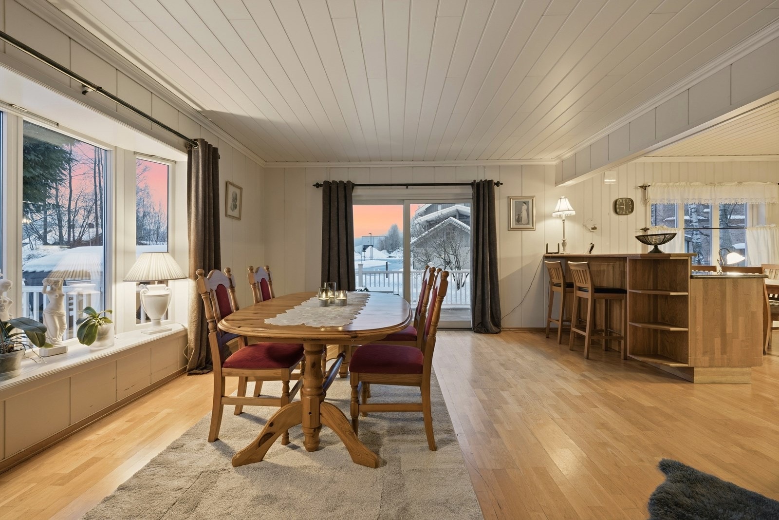 Skyvedør ut til terrassen. Galleribilde