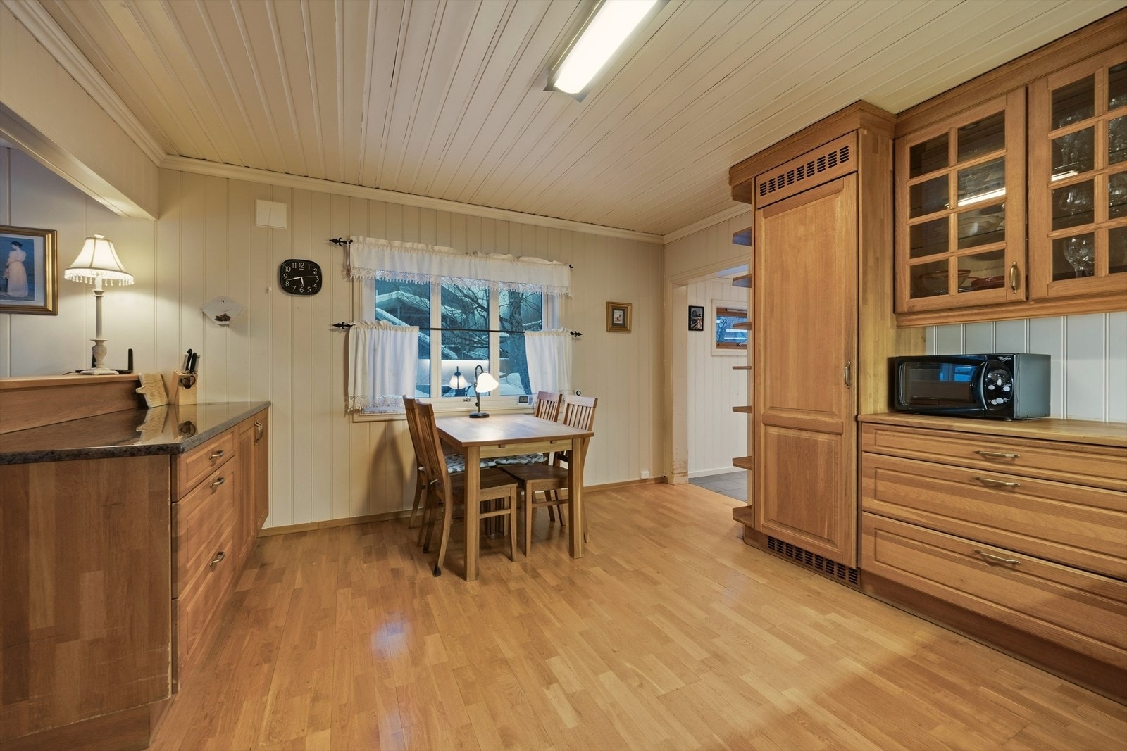 Integrerte hvitevarer som platetopp, stekeovn, oppvaskmaskin og kjøleskap. Galleribilde