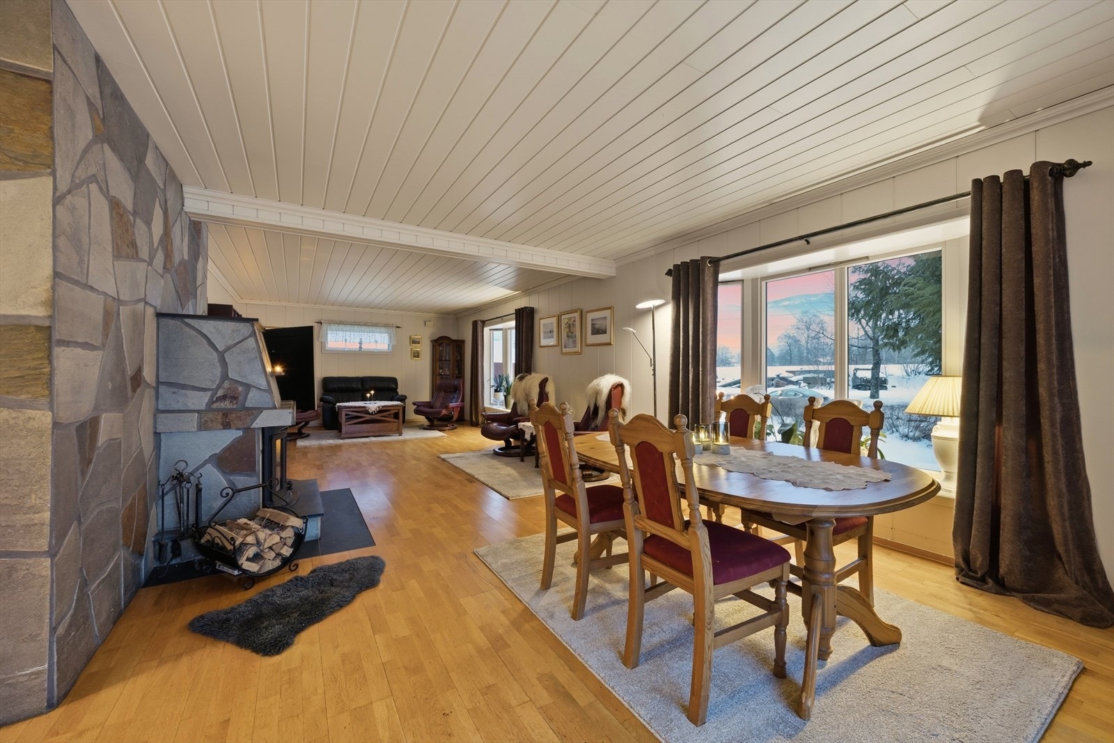 Gjennomgående stue/kjøkken-løsning i inngangsetasjen. Galleribilde