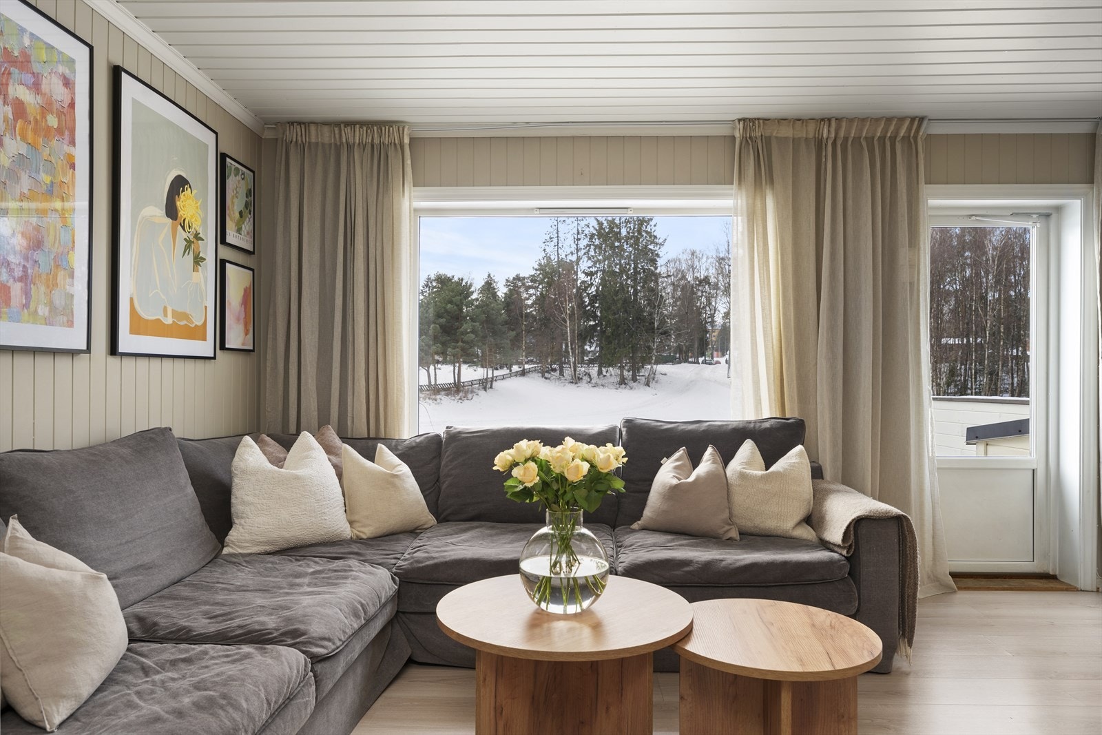 Fra stuen er det utgang til solrik og sydvendt terrasse og hageområde. Galleribilde