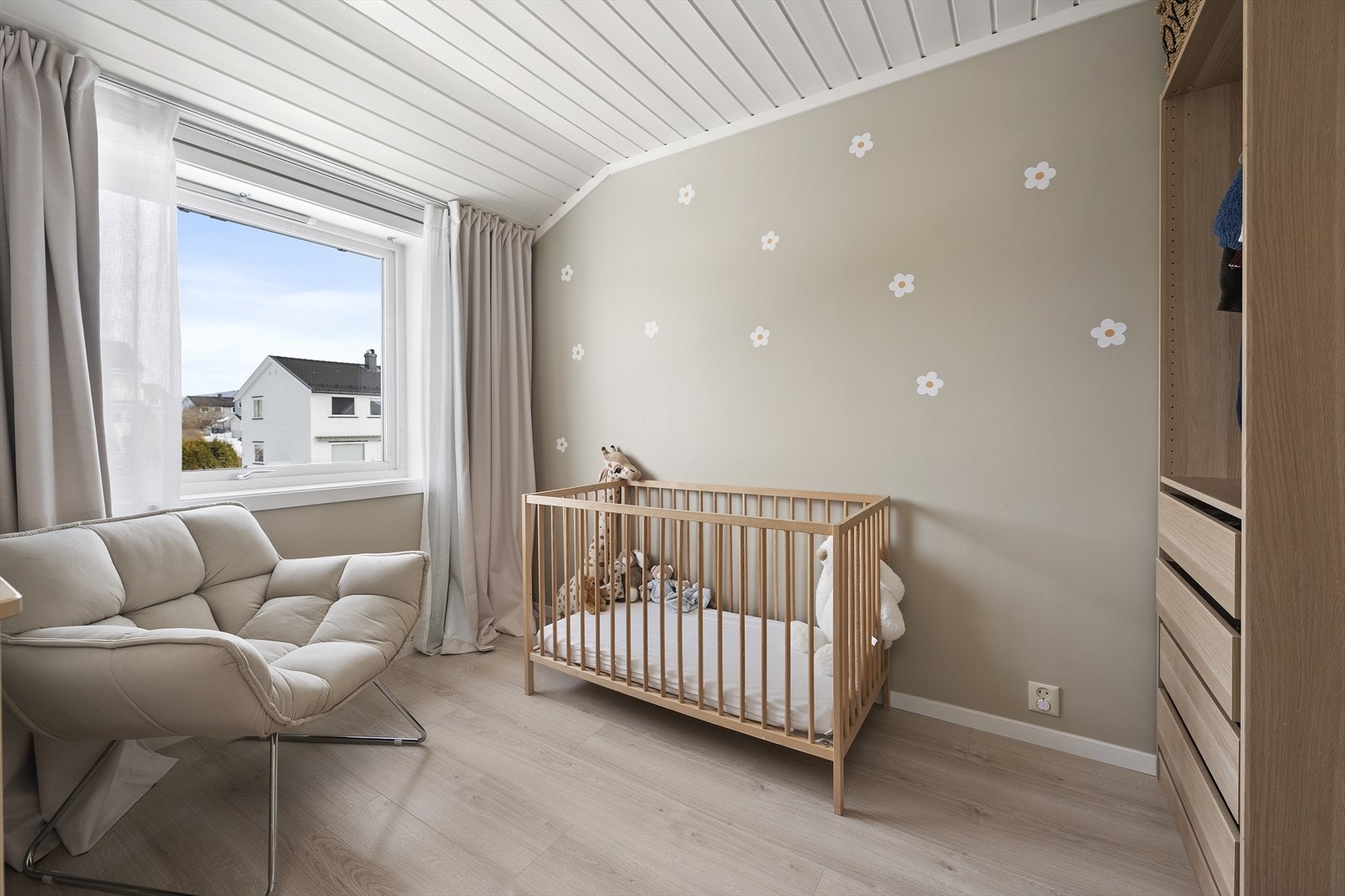 Soverom II er i dag innredet som et nydelig barnerom Galleribilde