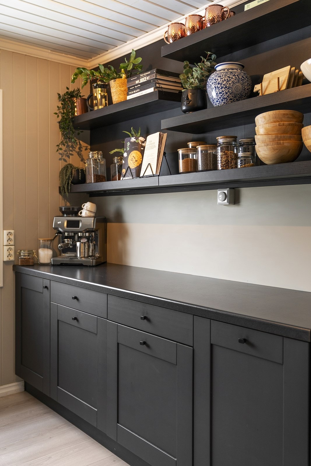 Det er rikelig med både arbeidsplass og oppbevaringsplass på dette kjøkkenet Galleribilde