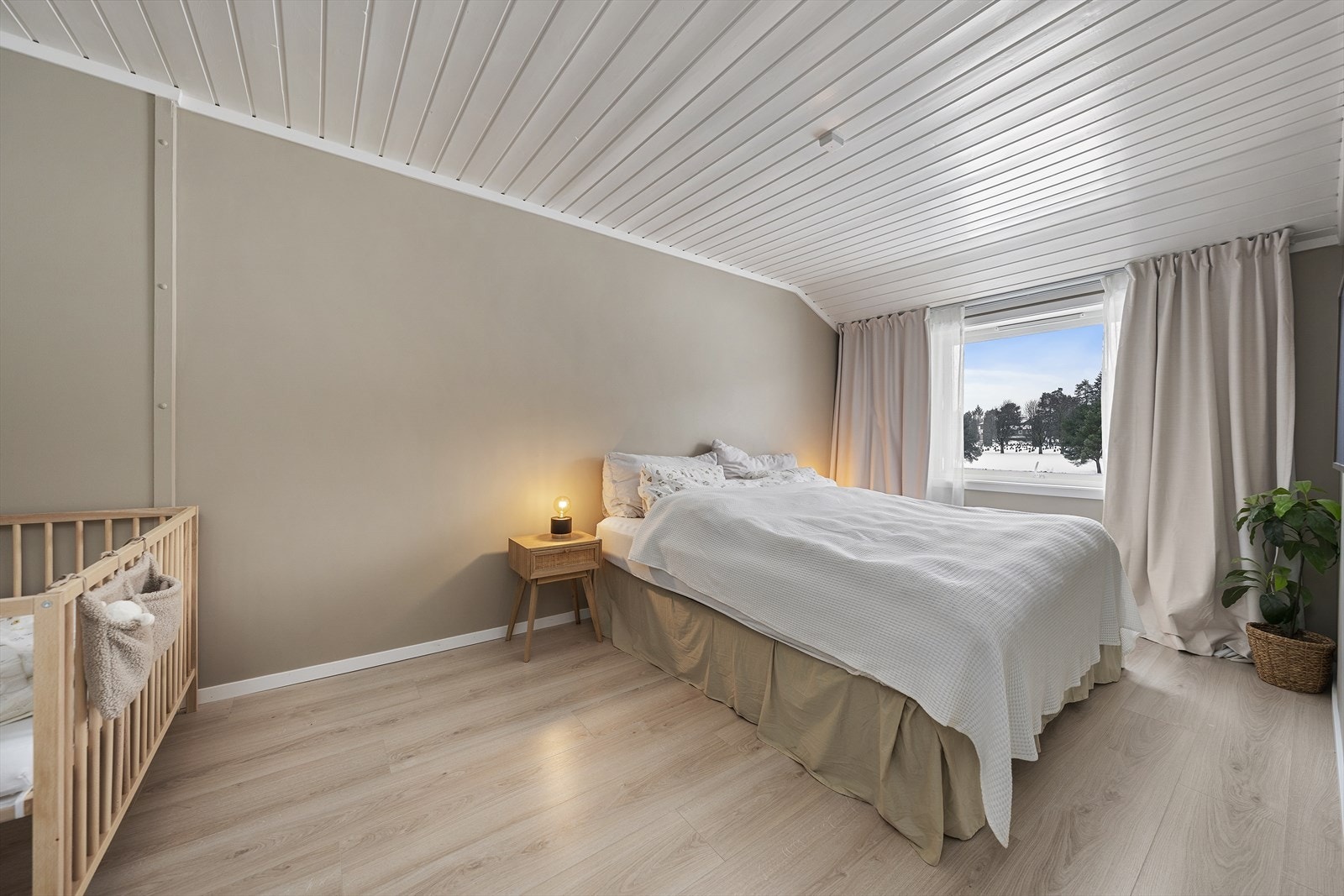 Hovedsoverommet har god plass til dobbeltseng, nattbord og øvrige soveromsmøbler Galleribilde