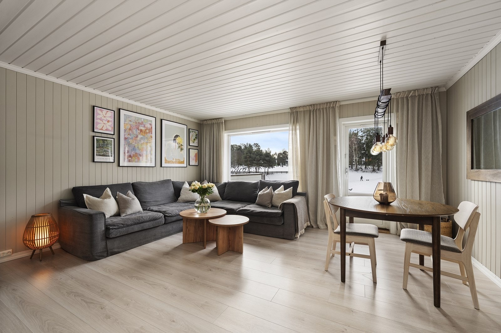 Store vindusflater sørger for rikelig med naturlig lys i stuen Galleribilde