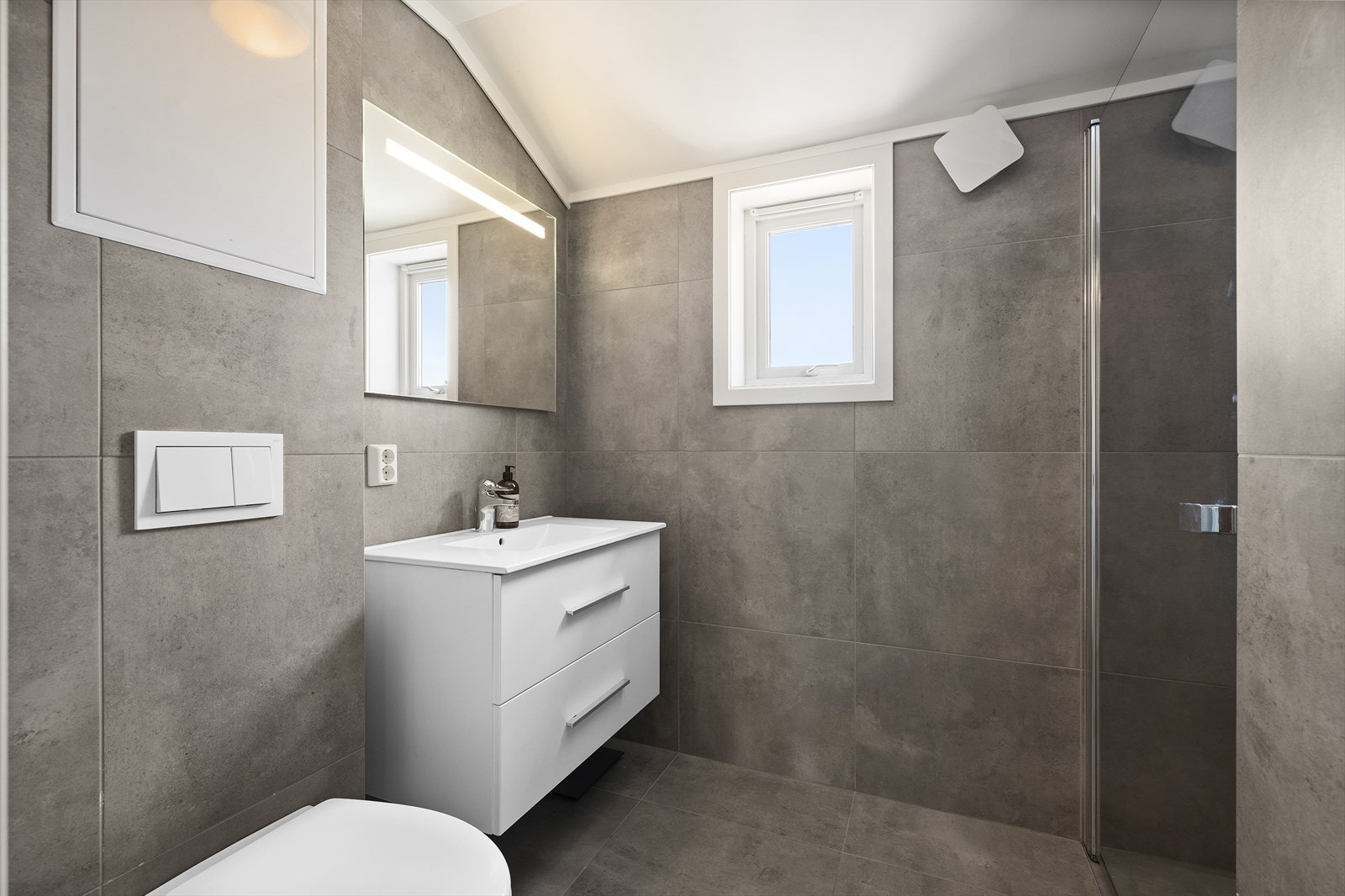 Nyere og moderne baderom fra 2021, renovert i regi av borettslaget Galleribilde