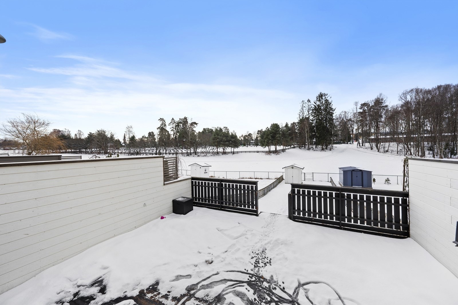 Romslig terrasse og hageområde Galleribilde