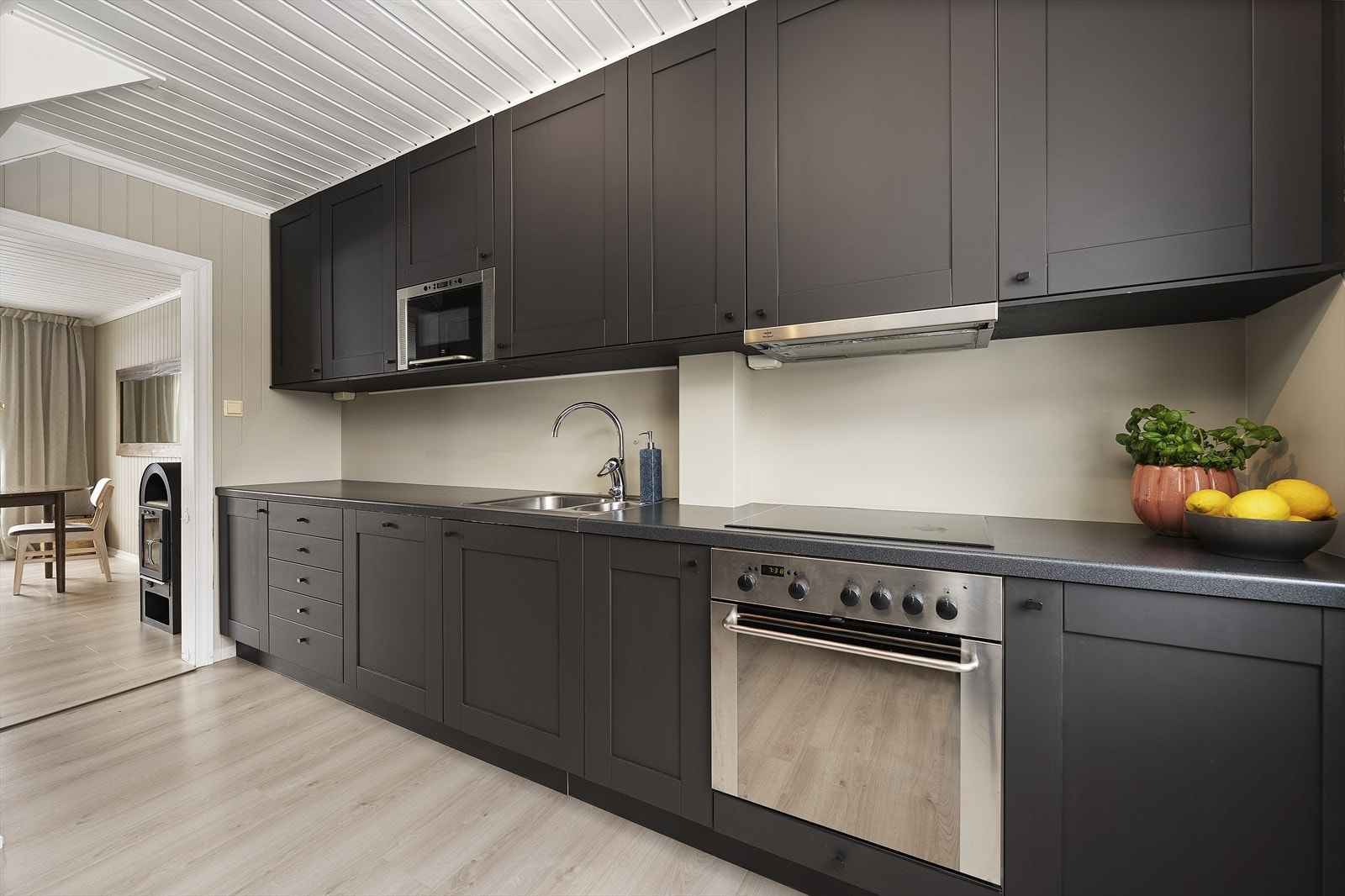 Integrerte hvitevarer som stekeovn, mikro, platetopp, kjøl/fryseskap og oppvaskmaskin. Galleribilde