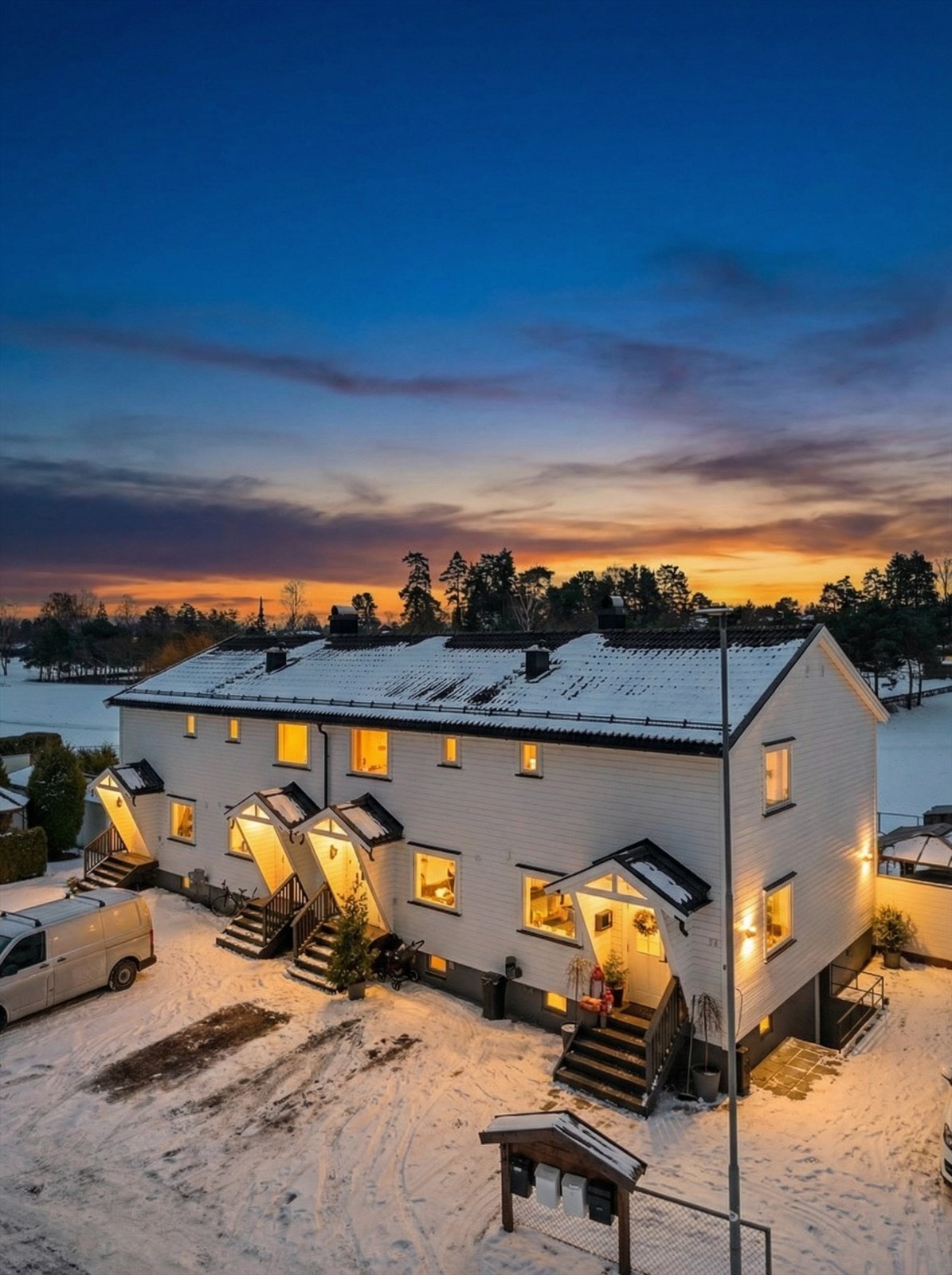 Boligen disponerer parkeringsplass på felles gruset gårdsplass Galleribilde