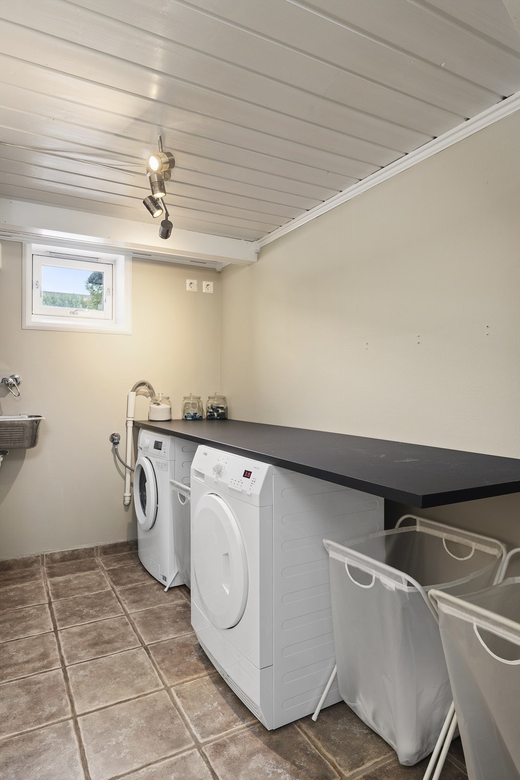 Her er det opplegg for vaskemaskin og tørketrommel under praktisk benkeplate Galleribilde