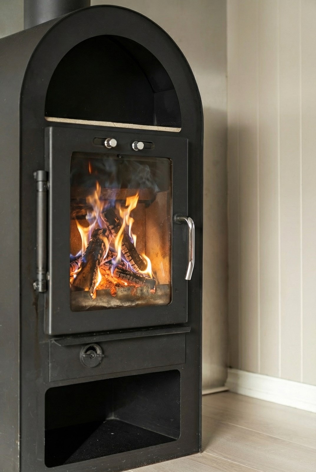 Vedovn med glassfelt sørger for god oppvarming og hyggelig stemning i dette rekkehuset. Galleribilde