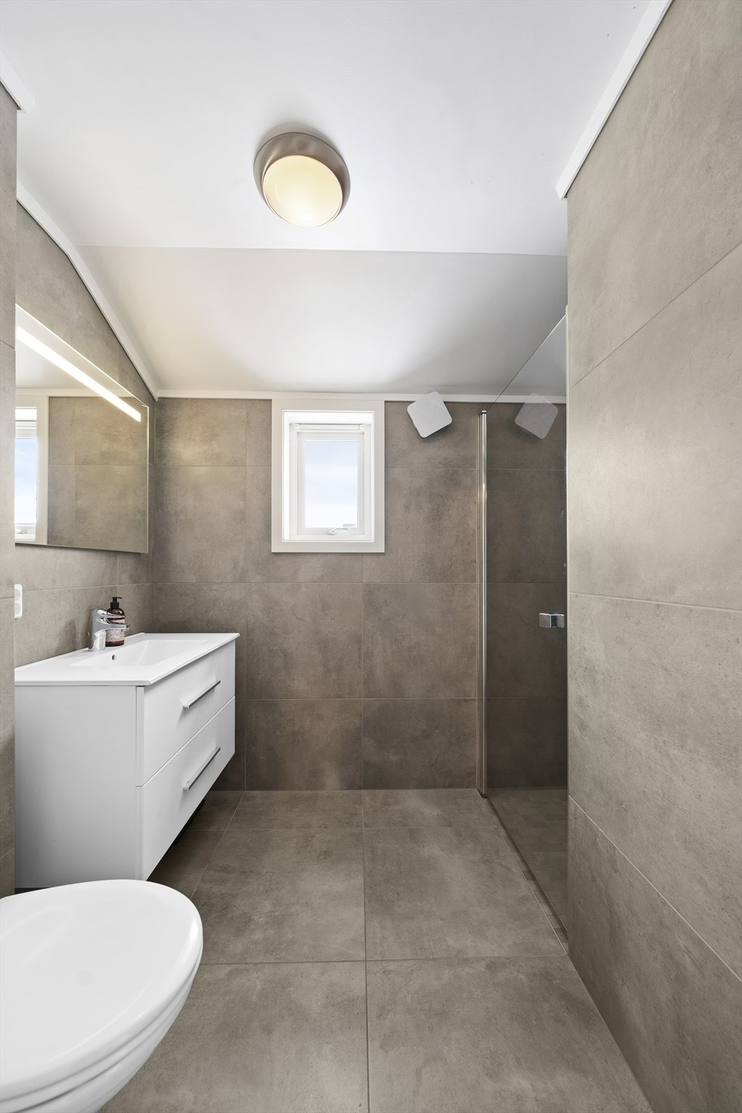 Delikate og tidløse fliser på vegger og gulv med varmekabler Galleribilde