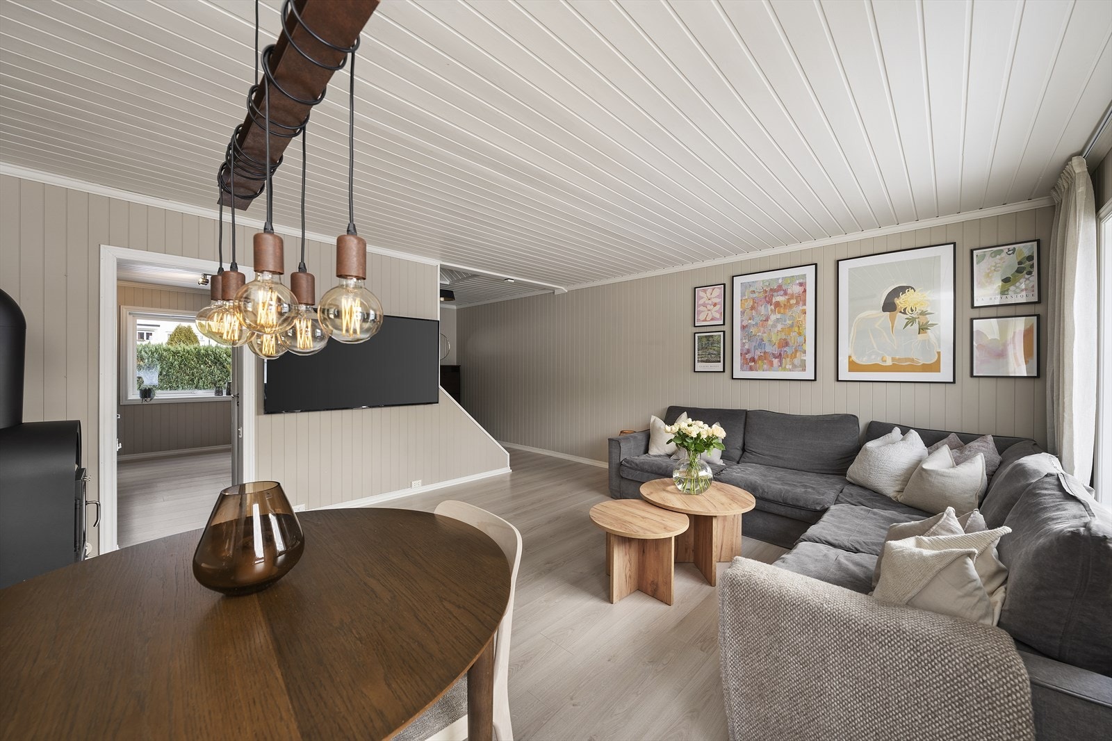 Stuen er innbydende og lys, med god plass til sofagruppe og spisebord Galleribilde