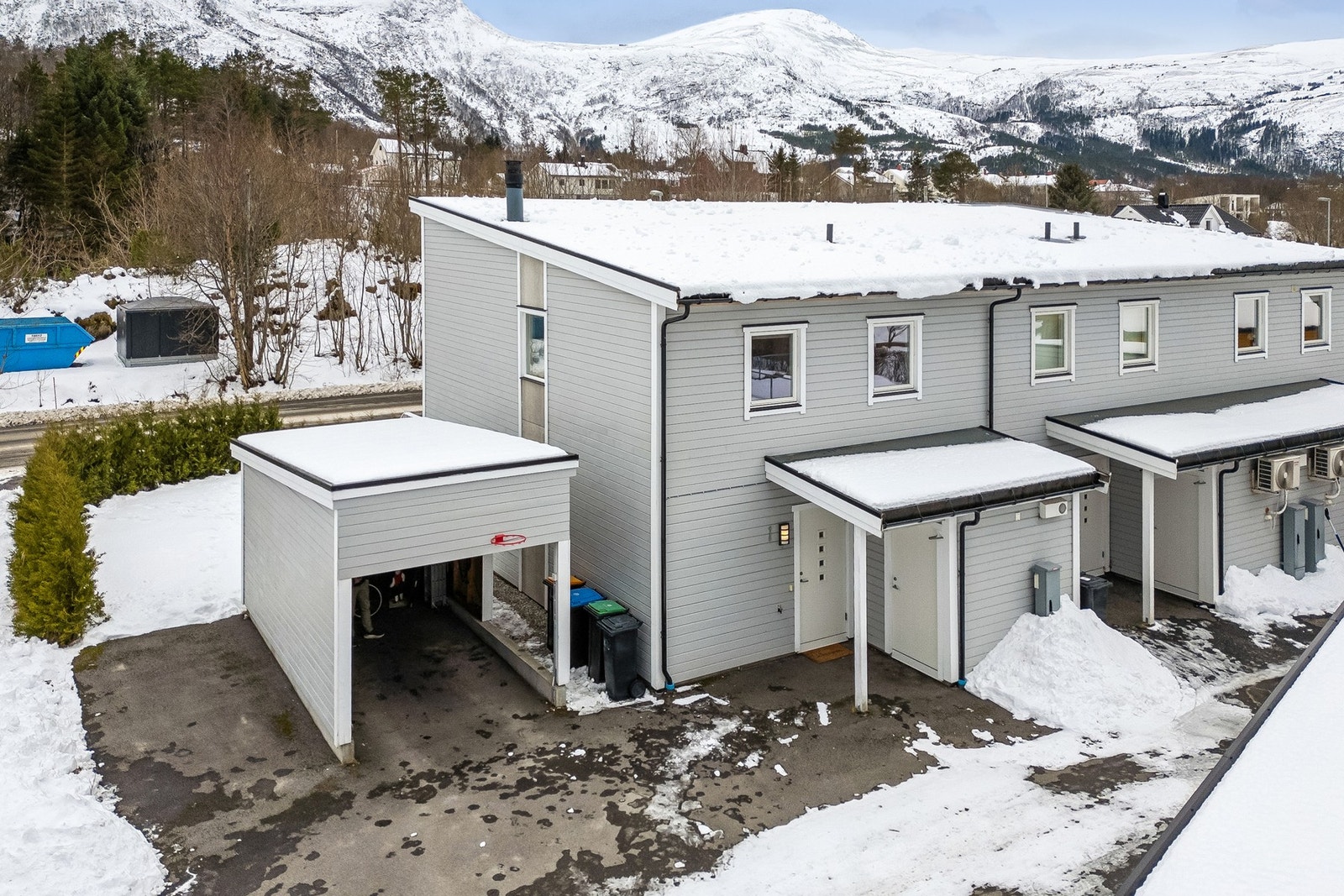 Fra eiendommen er det kort vei til skole, barnehage og ellers alt du trenger i det daglige, samt flotte tur- og friområder. Galleribilde