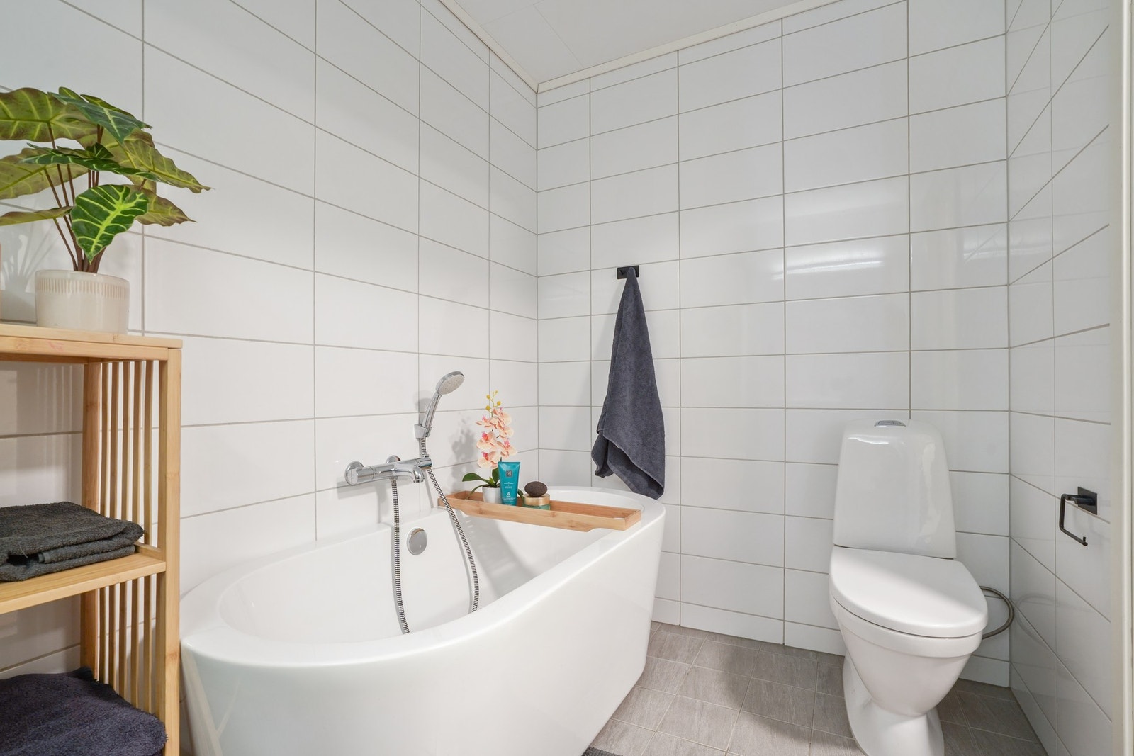 Videre har du toalett og badekar. Galleribilde