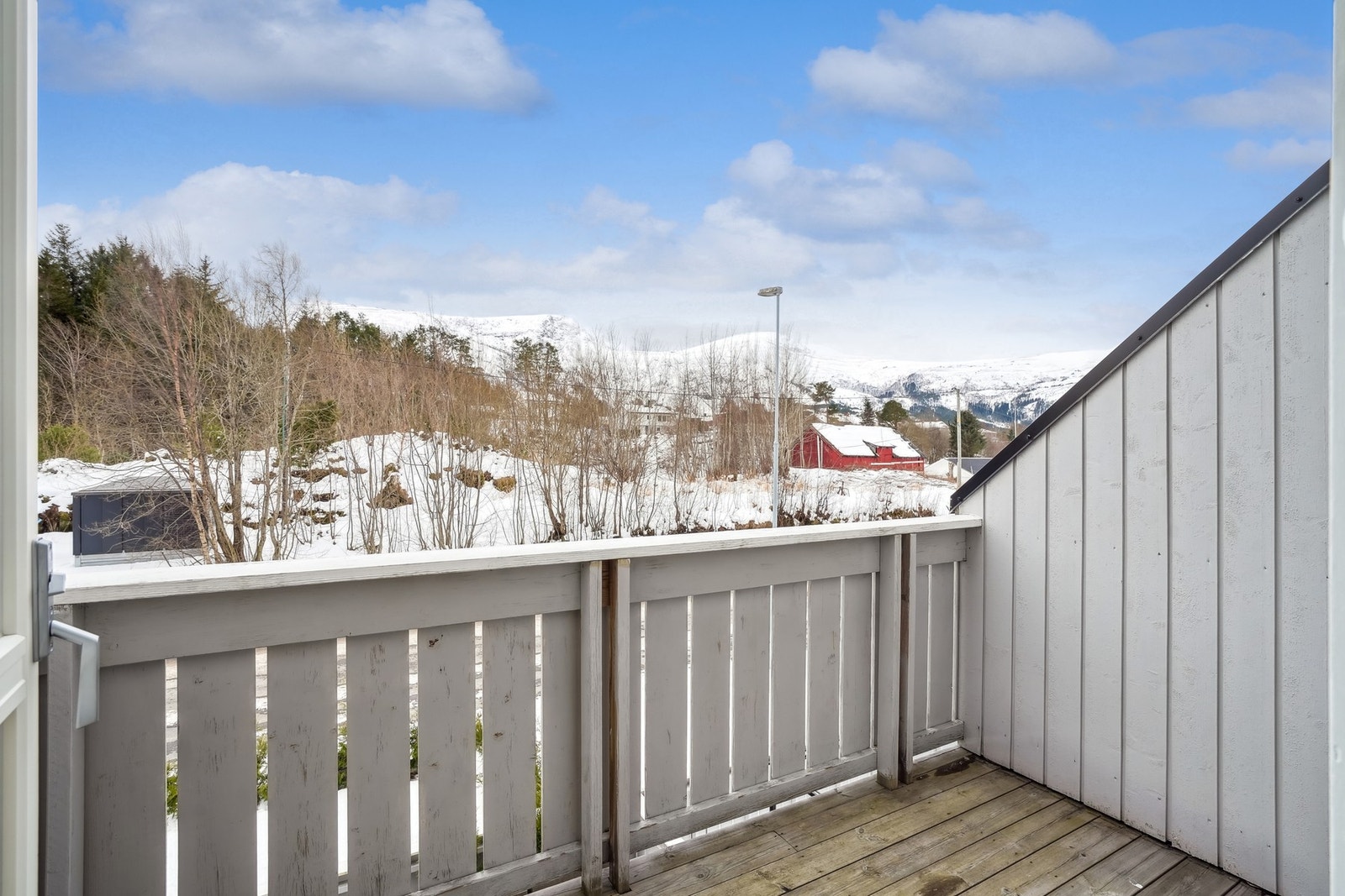 Fra hovedsoverommet har man utgang til en sørvendt veranda på ca. 4 kvm med fin utsikt og gode solforhold. Galleribilde