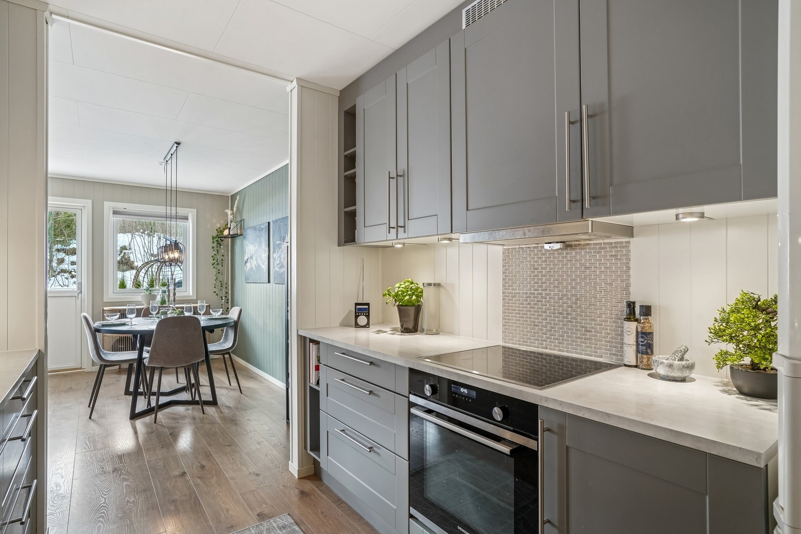 Kjøkkenet er fra HTH og har profilerte fronter og laminat benkeplate. Galleribilde