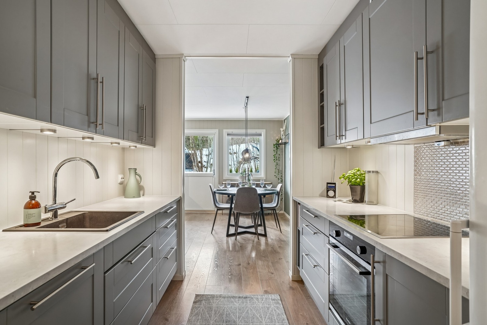 - og har en praktisk utforming med rikelig av skap- og skuffeplass, samt gode overflater for matlagingen. Galleribilde